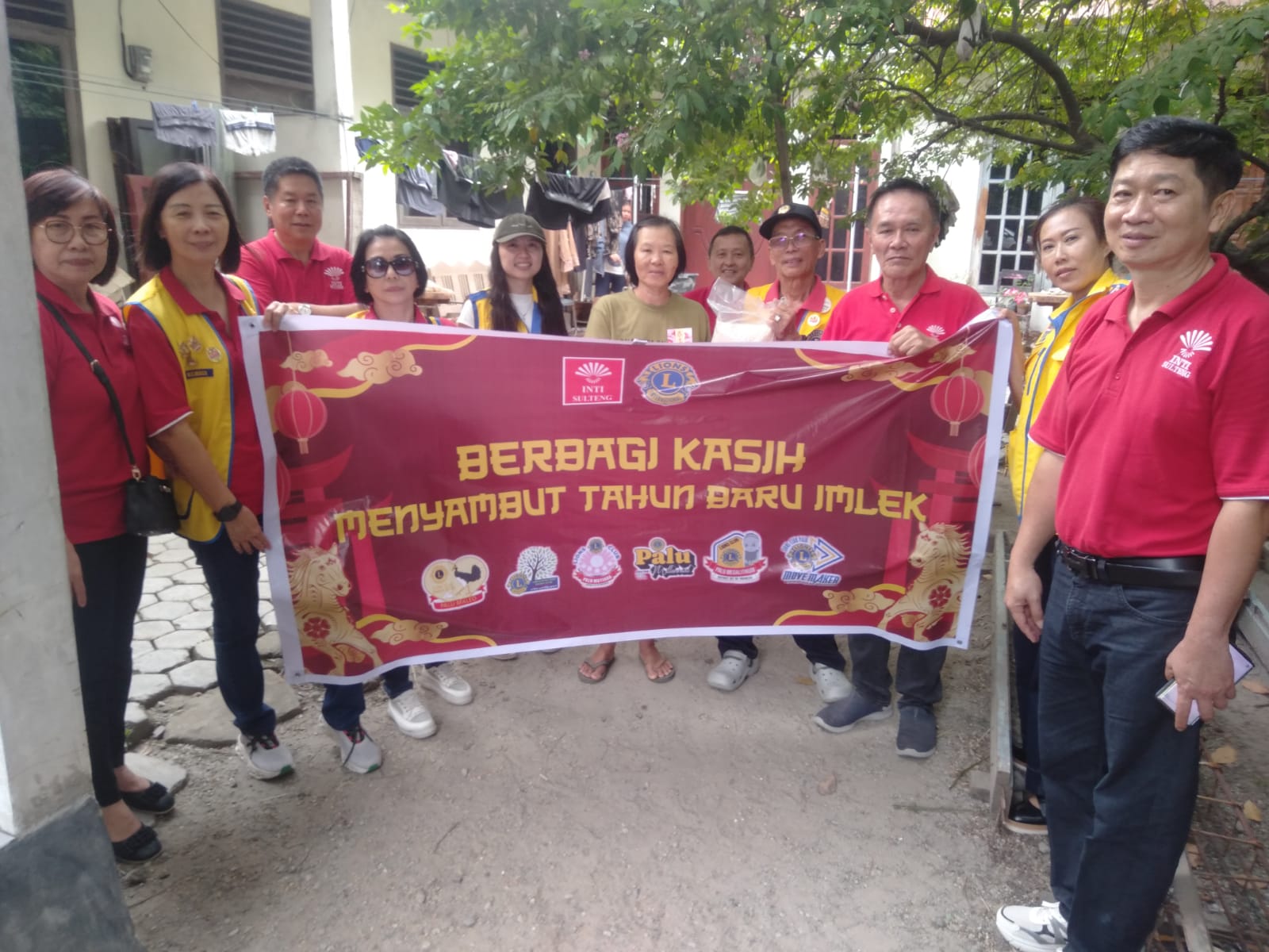 Pengurus INTI dan PINTI Sulteng menyerahkan bantuan beras dan angpao kepada warga prasejahtera di Palu menjelang Imlek 2026.