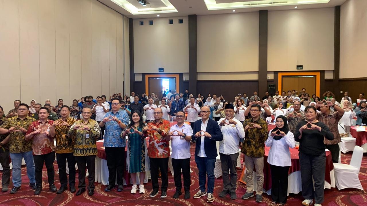 Foto bersama GAPKI Cabang Sulawesi dalam perlindungan pekerja sawit perempuan di Sulawesi