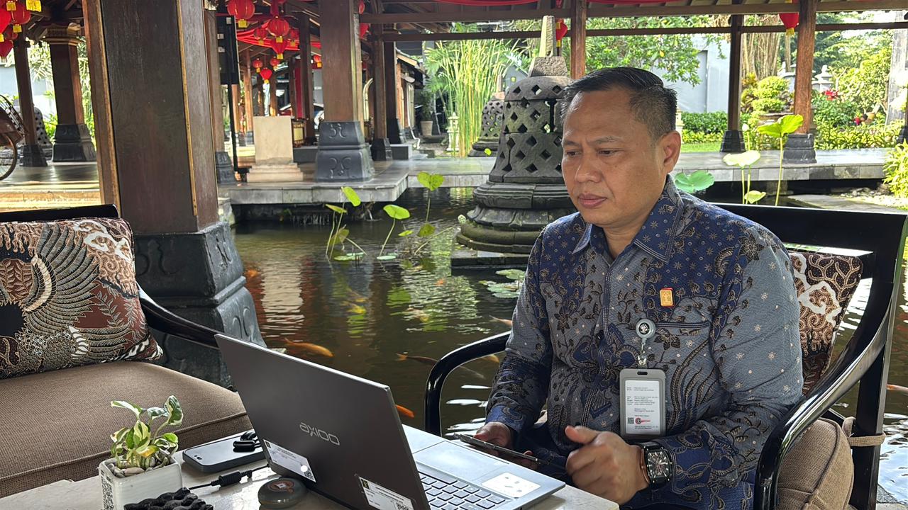 Kepala Kanwil Kemenkum Sulteng Rakhmat Renaldy saat dialog RRI Palu, menegaskan Posbankum sebagai akses keadilan bagi seluruh warga.