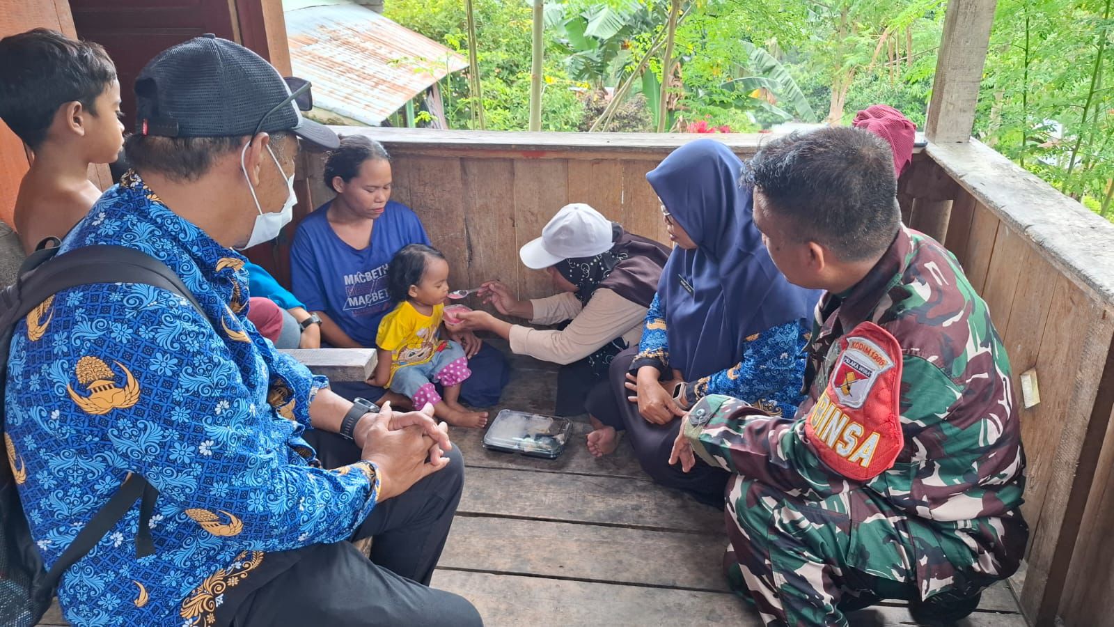 Petugas kesehatan membantu tumbuh kembang balita di Kota Palu sebagai bagian dari upaya pencegahan stunting.