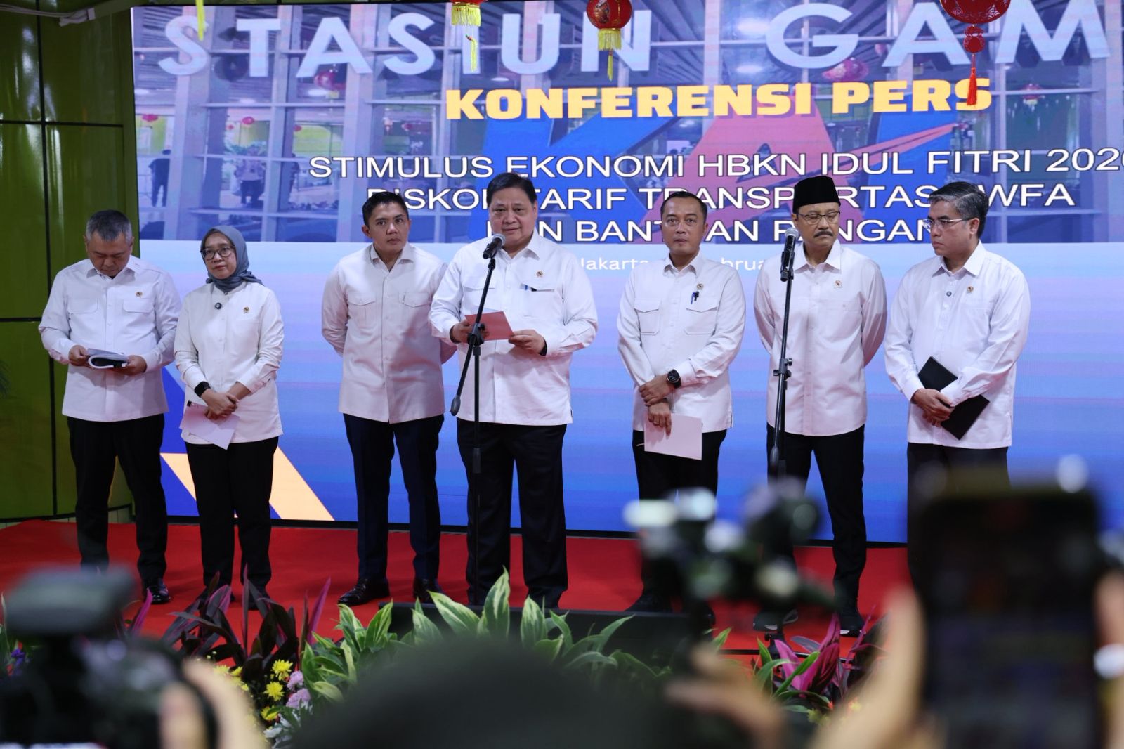 Menteri Koordinator Perekonomian Airlangga Hartarto dan Menteri PANRB Rini Widyantini saat konferensi pers kebijakan FWA jelang Nyepi dan Idulfitri 2026 di Jakarta.