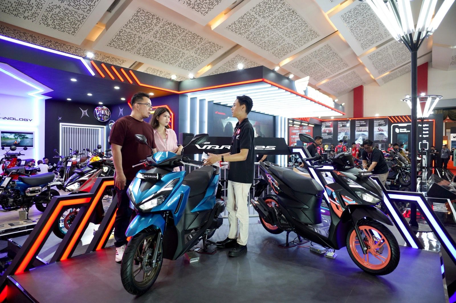 Booth Honda di Hall C1 IIMS 2026 menampilkan berbagai model, dari skutik urban hingga motor listrik.