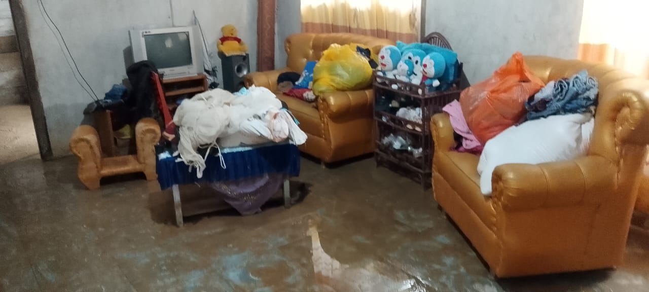Kondisi rumah warga Desa Lee, Morowali Utara, yang terendam banjir setinggi 20&ndash;50 sentimeter akibat luapan sungai, Selasa malam (10/2/2026).