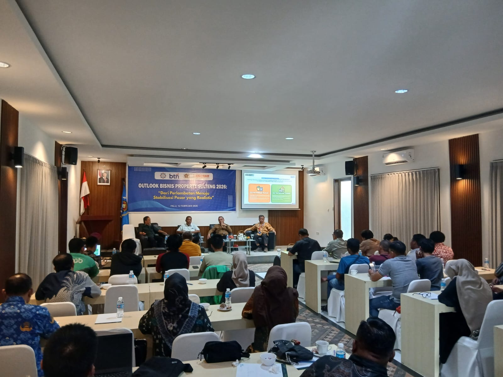 MENYIMAK: Para peserta dari PGRI, PPPK, Ojol, UMKM, Buruh se Kota Palu menyimak materi yang disampaikan narasumber.(FOTO: ISTIMEWA/RADAR PALU).