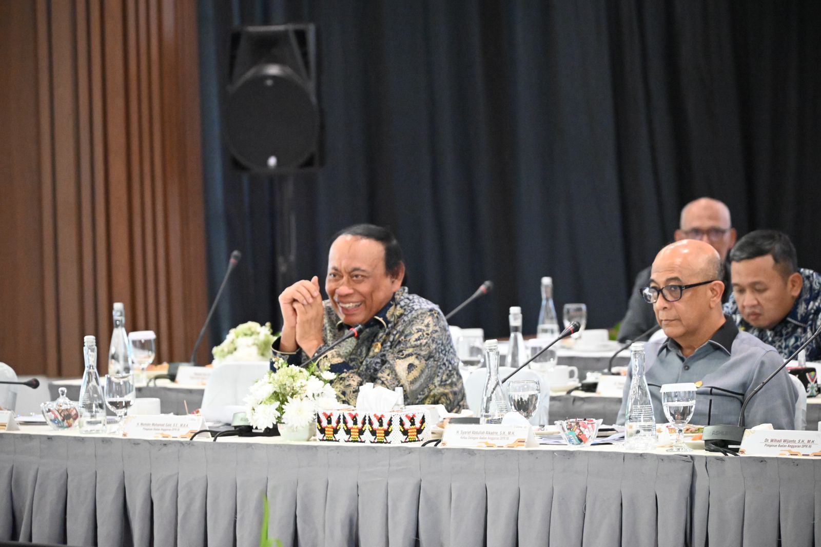 PERTEMUAN: Wakil Ketua Badan Anggran DPR RI, Muhidin Mohamad Said saat berada dalam sebuah pertemuan bersama mitra kerja.(FOTO: ISTIMEWA/RADAR PALU).