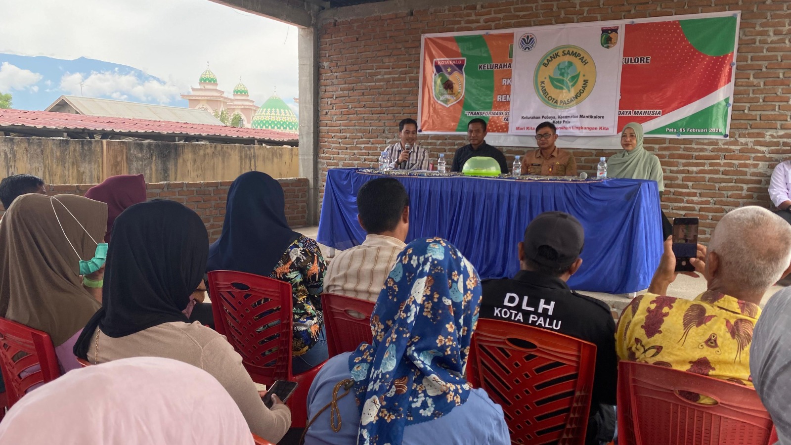 Lurah Poboya bersama perwakilan perusahaan, pengelola Bank Sampah, dan relawan lingkungan saat kegiatan Pengenalan Bank Sampah Kabelota Pasinggani di Kelurahan Poboya, Palu, sebagai dukungan Adipura