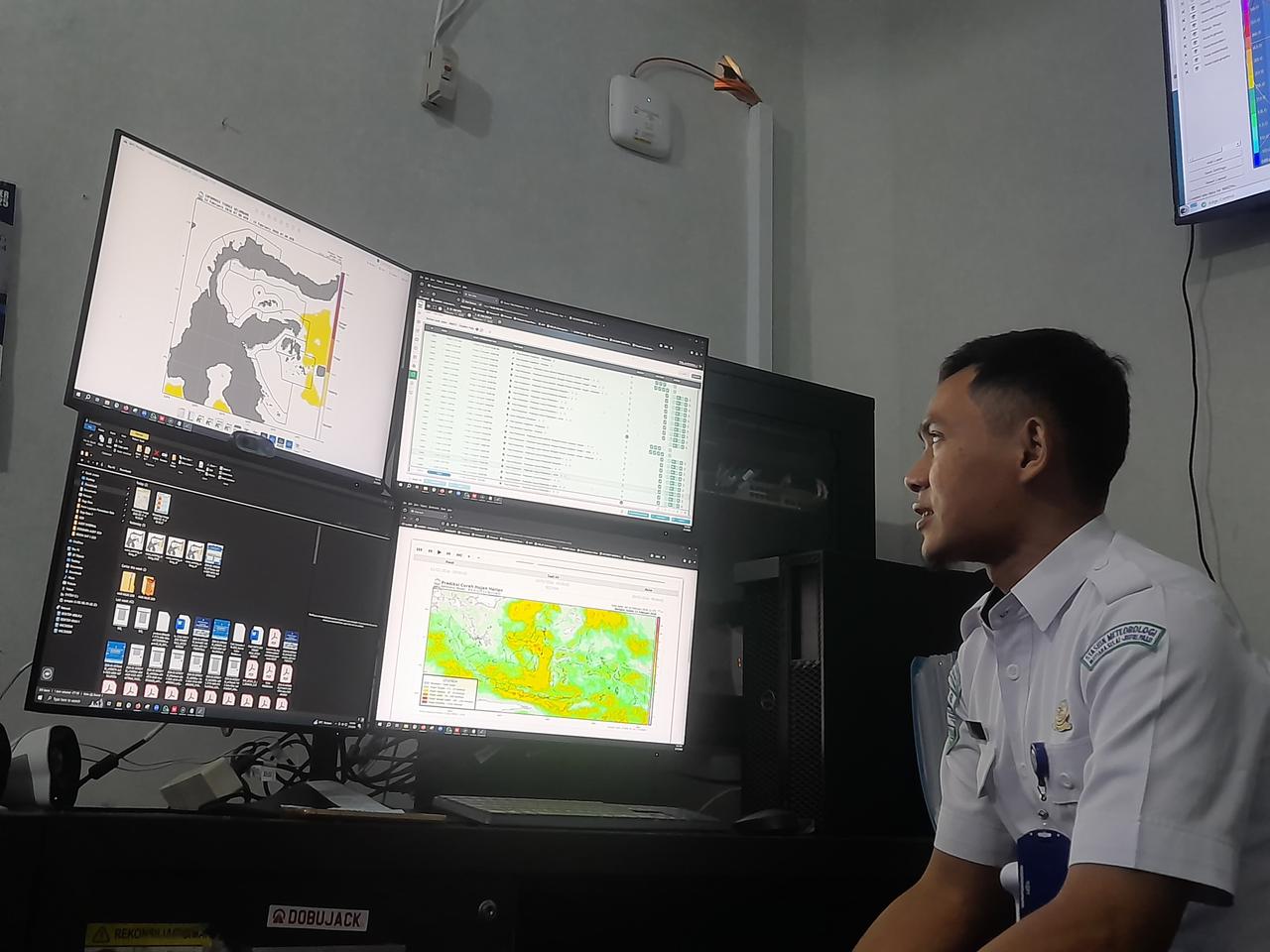 Aktivitas pemantauan cuaca di BMKG Mutiara Sis Aljufri Palu terkait perubahan kondisi di Parigi Moutong.