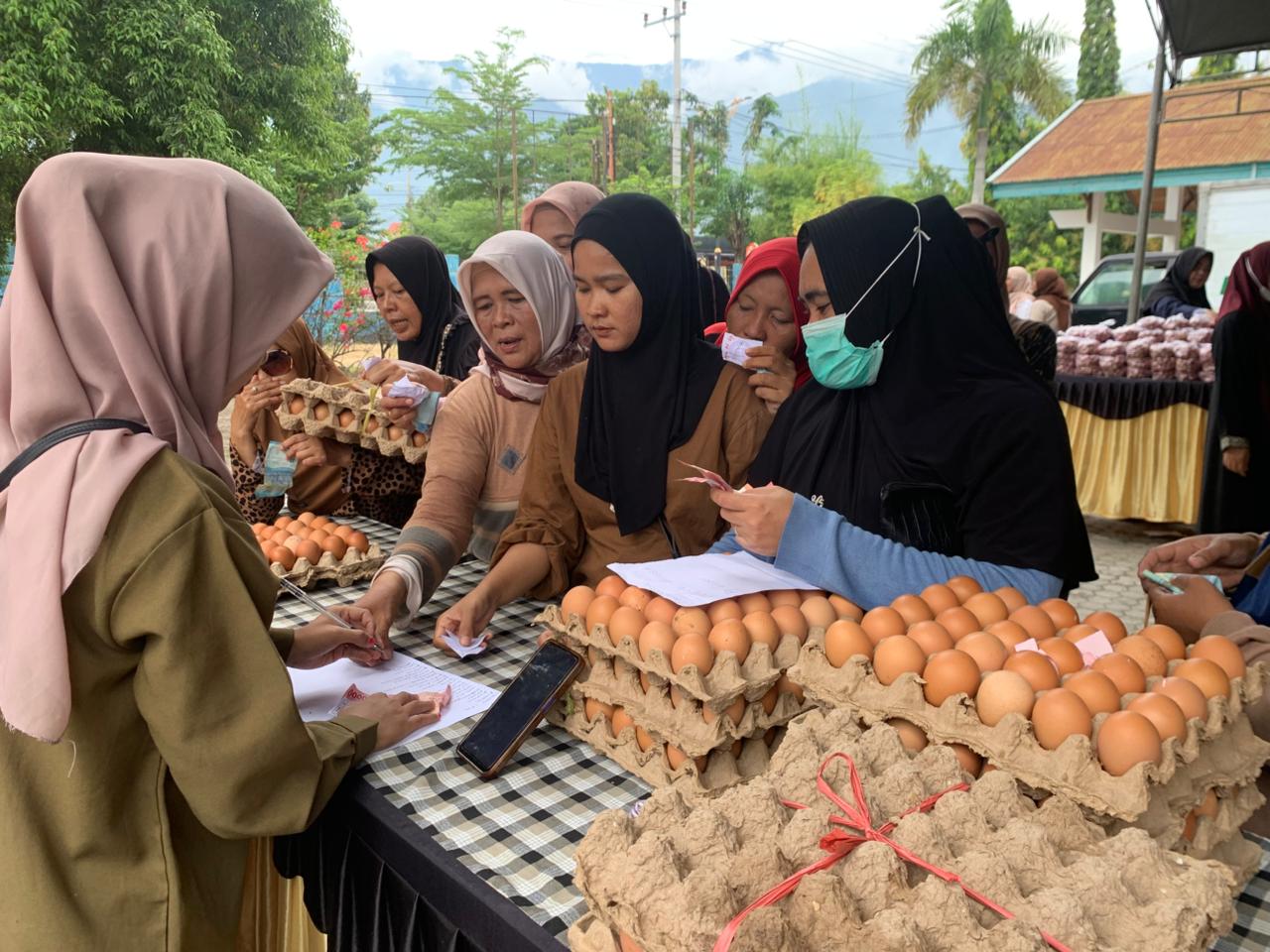 Antusias masyarakat saat mengantre untuk mengambil kupon Gerakan Pangan Murah di Jalan Diponegoro, Kamis (12/2/2026).