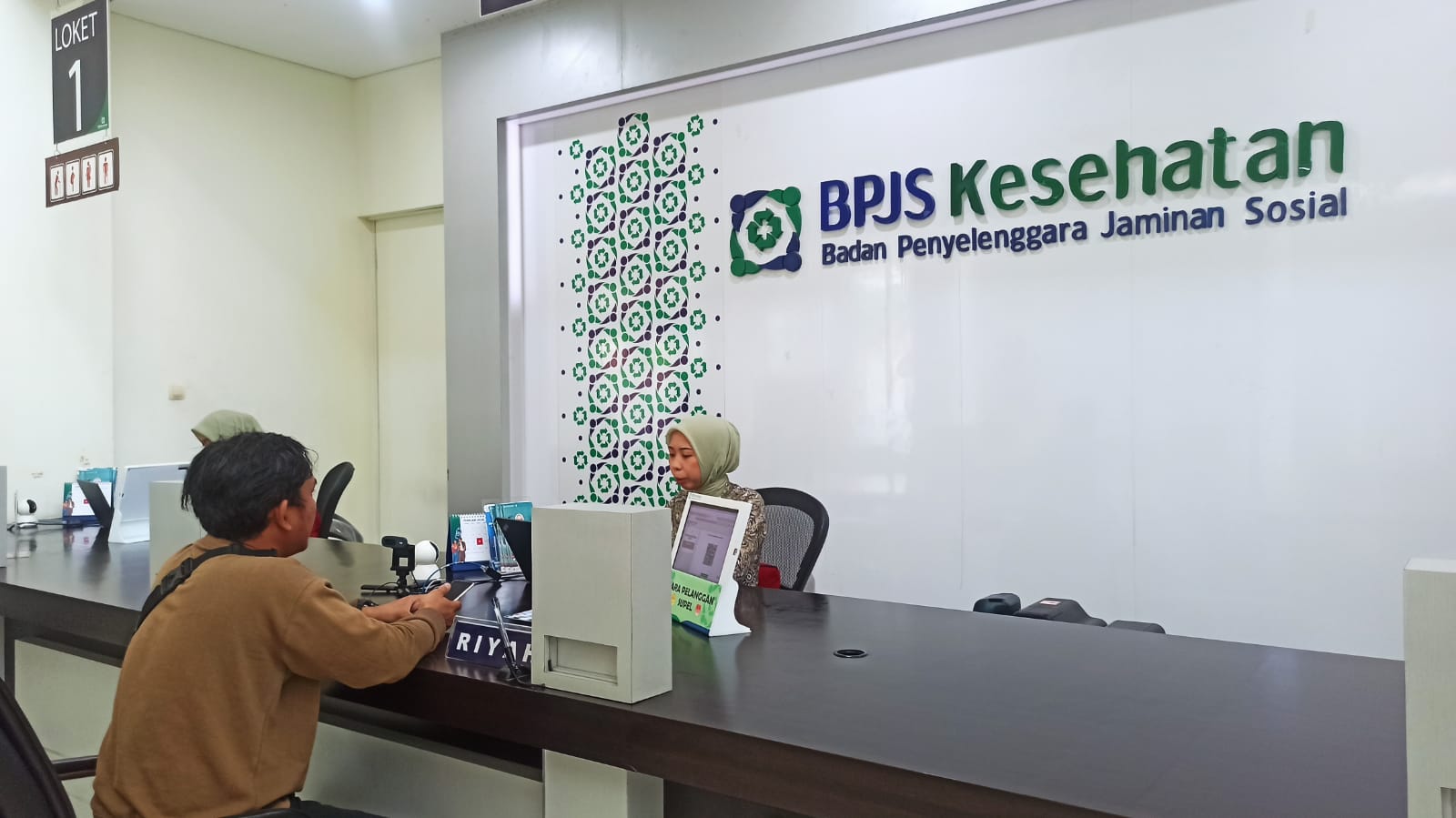 Pelayanan peserta di Kantor BPJS Kesehatan Cabang Palu, Sulawesi Tengah, tetap berjalan normal meski sebanyak 111 ribu peserta PBI JK di Sulteng terdampak penonaktifan.