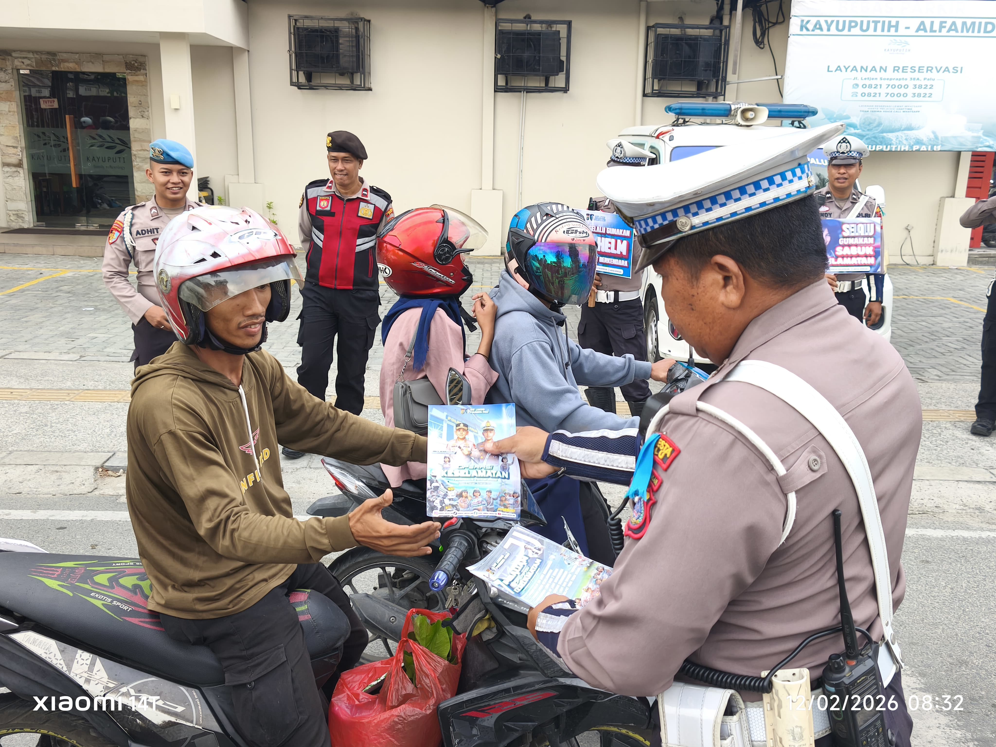 Petugas Satlantas Polresta Palu memberikan sosialisasi langsung kepada pengendara saat pelaksanaan Operasi Keselamatan Tinombala 2026 di salah satu ruas jalan Kota Palu.