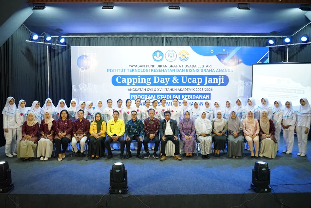 Mahasiswa ITKBI Graha Ananda mengikuti prosesi Capping Day dan Ucap Janji di Gedung Kesenian Palu.