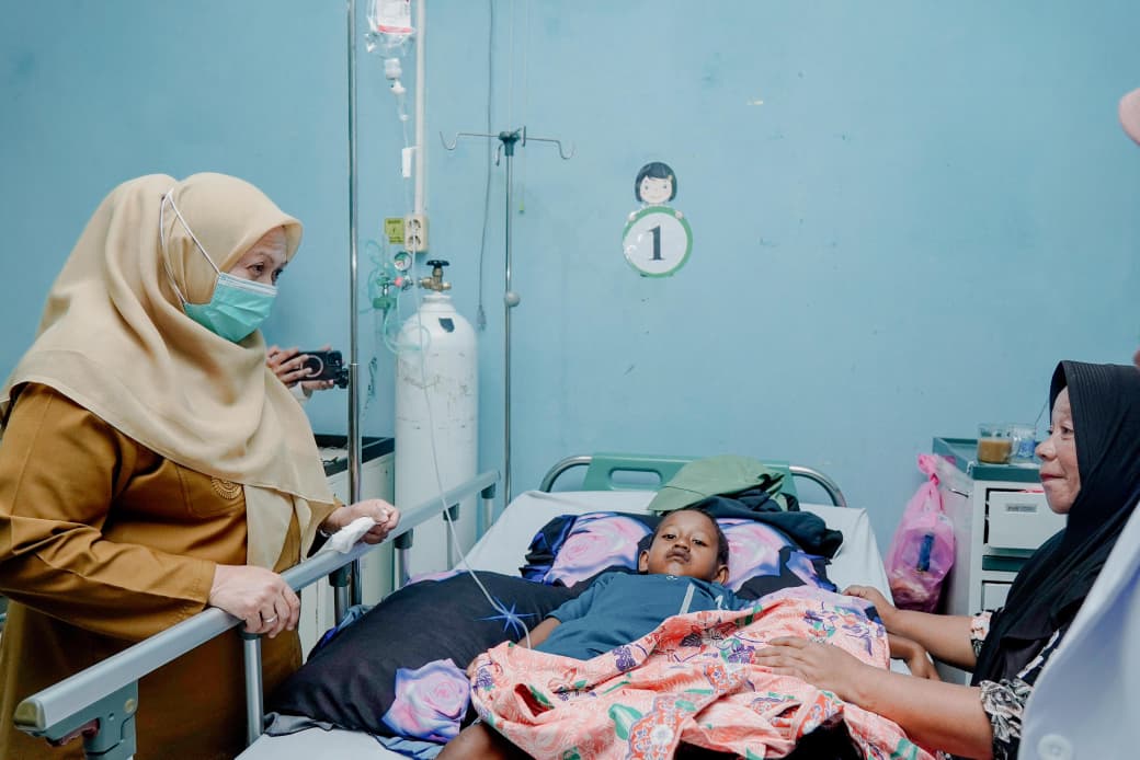 Wakil Gubernur Sulteng Reny Lamadjido meninjau salah satu pasien rumah sakit menyampaikan kesiapan Program BERANI Sehat bagi warga PBI nonaktif.