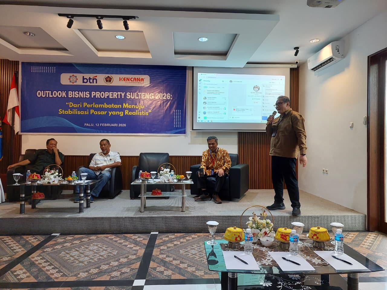 Moderator Temu Sutrisno membuka dialog perumahan bersama Sigit Sulistiyo (Branch Manager BTN), Recky Walter Lahope (Kepala Balai Pelaksana Penyediaan Perumahan), dan Reza (Ketua DPD APERSI Sulteng).