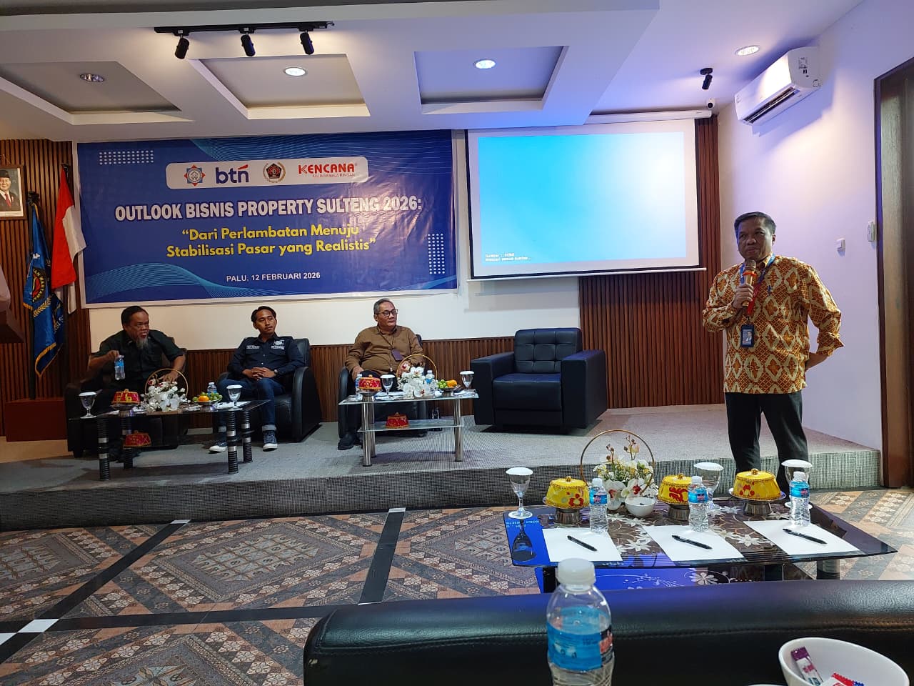 Moderator Temu Sutrisno membuka dialog perumahan bersama Sigit Sulistiyo (Branch Manager BTN), Recky Walter Lahope (Kepala Balai Pelaksana Penyediaan Perumahan), dan Reza (Ketua DPD APERSI Sulteng).