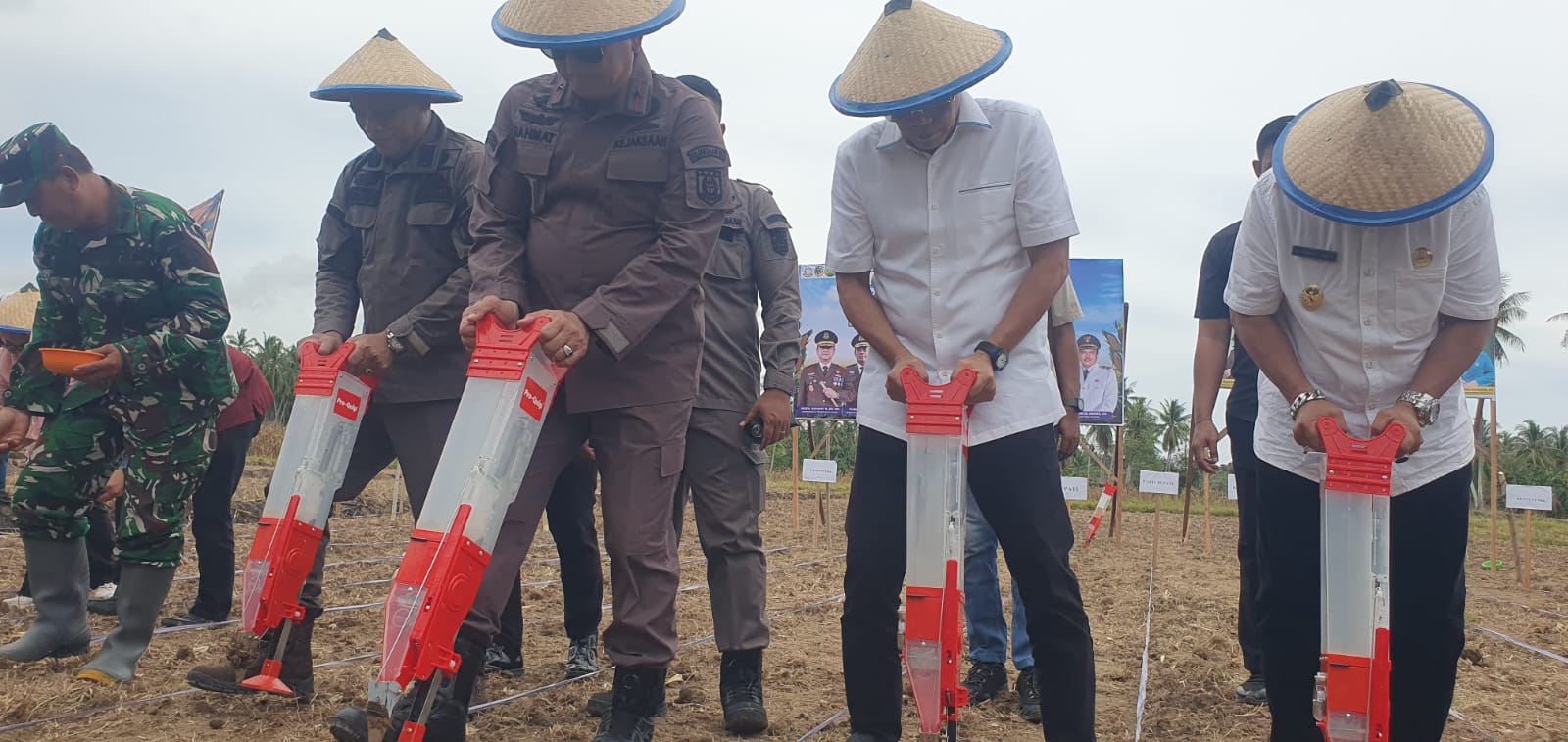 Kajati Sulteng Nuzul Rahmat R bersama Bupati Parigi Moutong dan Forkopimda saat penanaman jagung simbolis di Desa Lobu Mandiri, Kamis (12/2/2026).