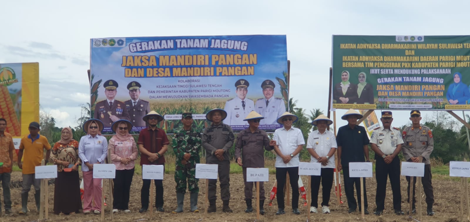 Kajati Sulteng Nuzul Rahmat R bersama Bupati Parigi Moutong dan Forkopimda saat penanaman jagung simbolis di Desa Lobu Mandiri, Kamis (12/2/2026).