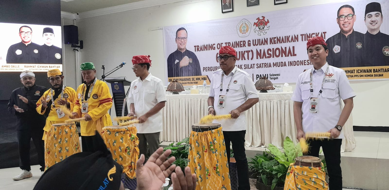 RESMI DIBUKA : Pemukulan gendang TOT-UKT Nasional pengurus Pencak Silat Satria Muda Indonesia (SMI) di Rama Hotel Kota Palu, Kamis (12/2/2026).( Rony Sandhi/ Radar Palu)
