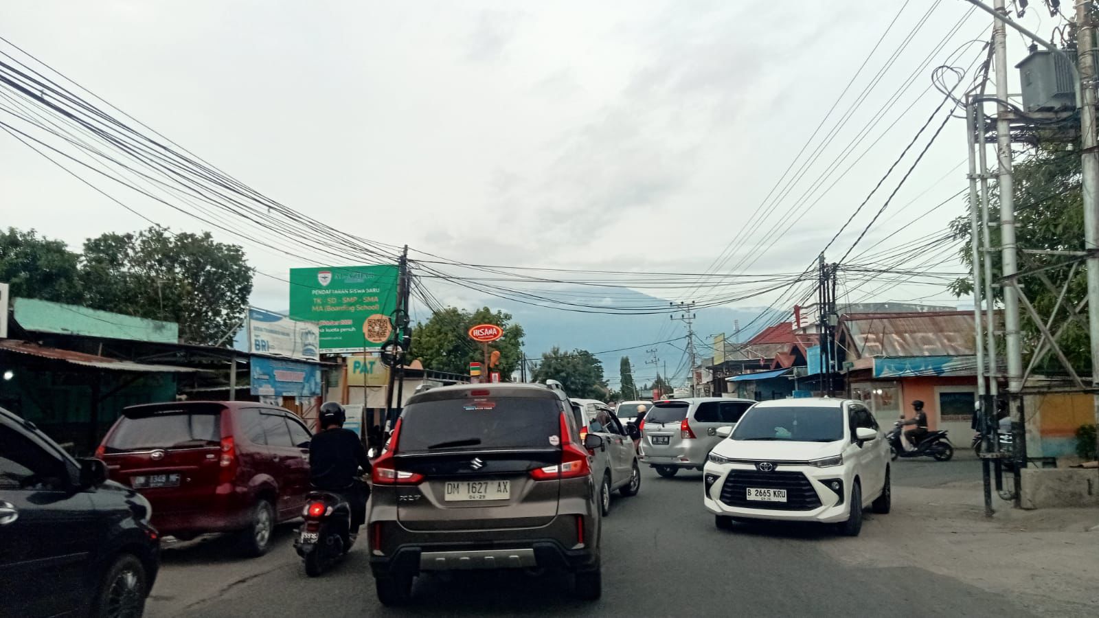 Kondisi arus kendaraan di pertigaan Jalan Veteran&ndash;Merpati Palu saat jam sibuk pagi.
