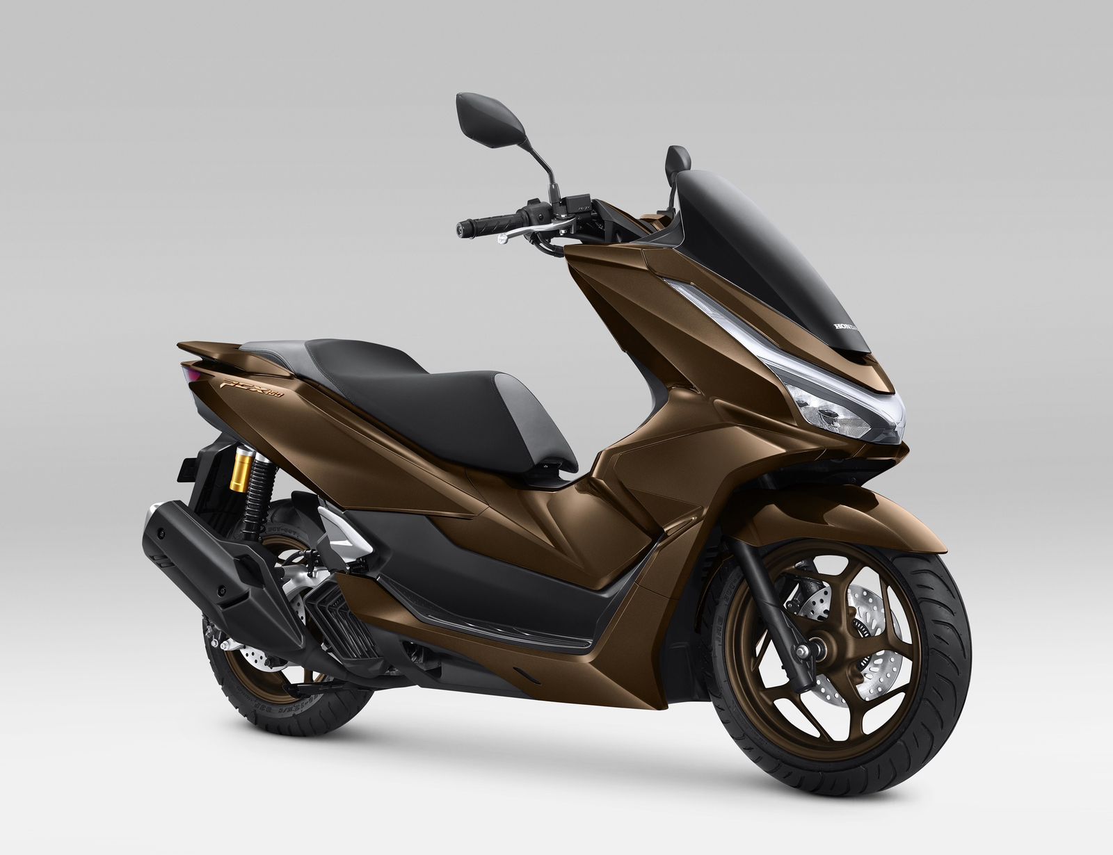 Honda PCX160 hadir dengan pilihan warna dan emblem baru yang memperkuat kesan premium di IIMS 2026.