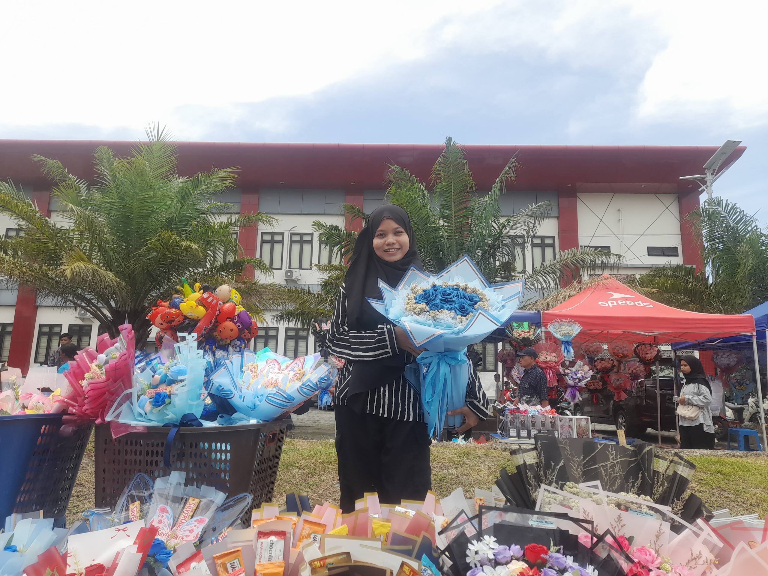 Stan buket bunga ramai dikunjungi keluarga wisudawan saat Wisuda ke-135 Universitas Tadulako di Palu.
