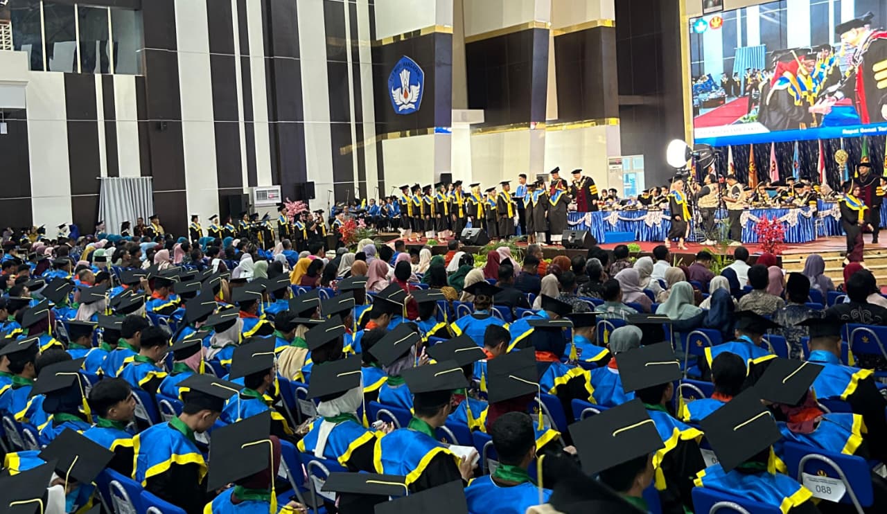 Suasana haru wisuda Angkatan ke-135 Universitas Tadulako di Auditorium Untad, Kamis (12/2/2026).