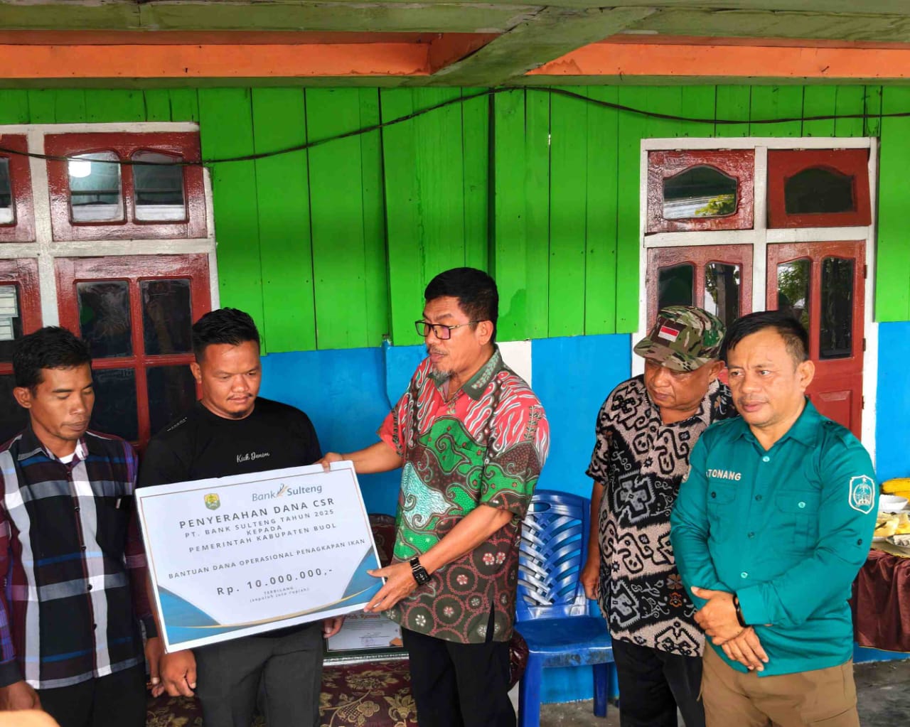 APRESIASI: Wabup Buol Moh. Nasir Daimaroto memberikan hadiah kepada nelayan Buol Rusman, penyelemat warga Filipina.(FOTO: ISTIMEWA/RADAR PALU).