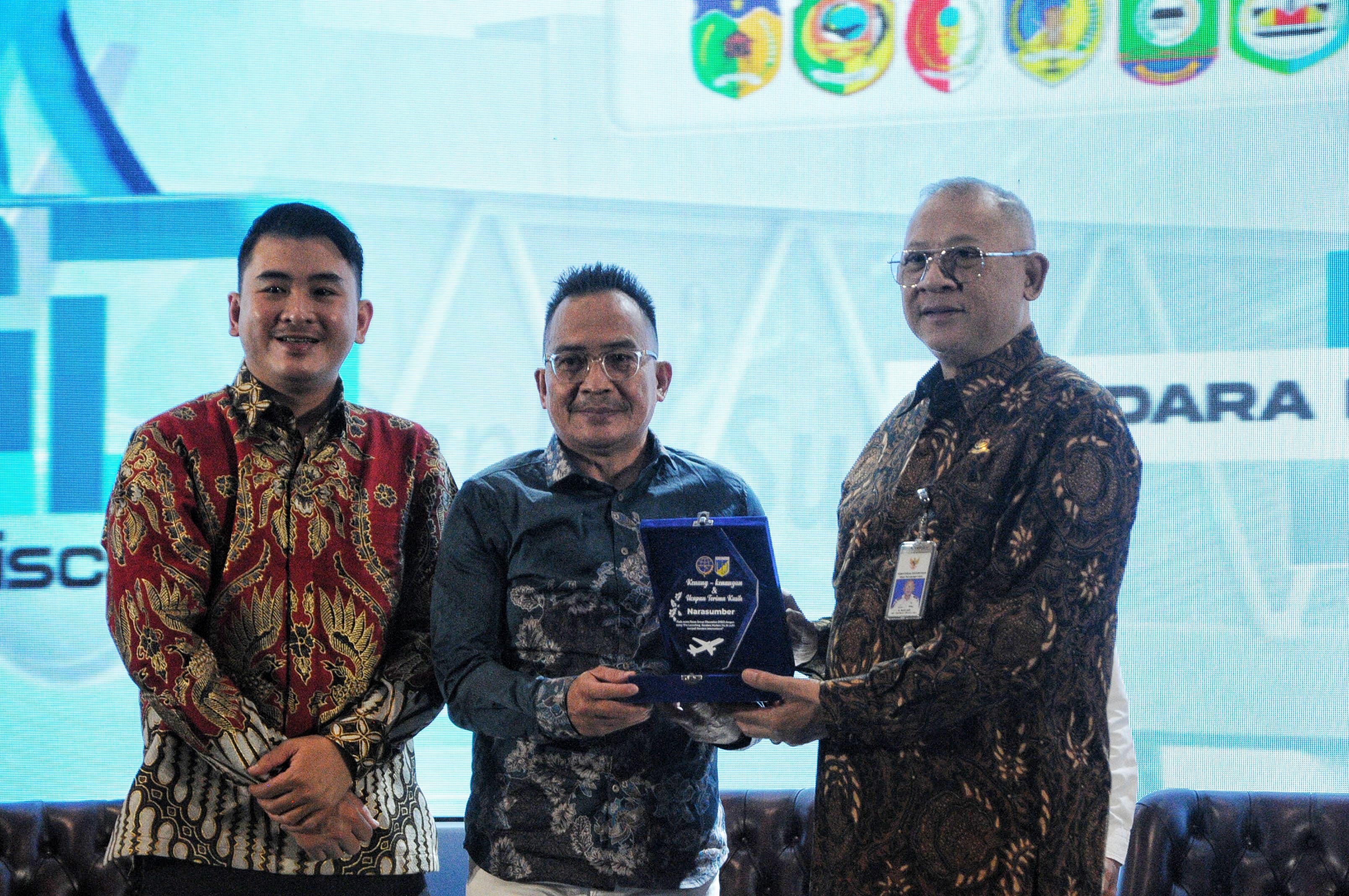 Kepala Kantor Otoritas Bandar Udara Wilayah V Makassar Capt. M. Mauludin (kanan) bersama Direktur Coco&rsquo;s Tour, Lentono (kiri), di FGD Pre Launching Bandara Mutiara Sis Al Jufri Palu, Kamis (13/2/2026)