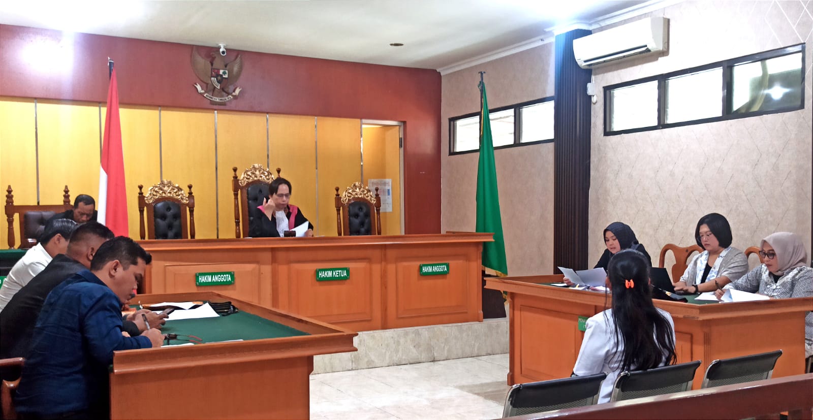 Suasana sidang praperadilan terkait penanganan dugaan korupsi Mess Pemda Morowali dengan tersangka Rahmansyah di Pengadilan Negeri Palu, Jumat (13/2).