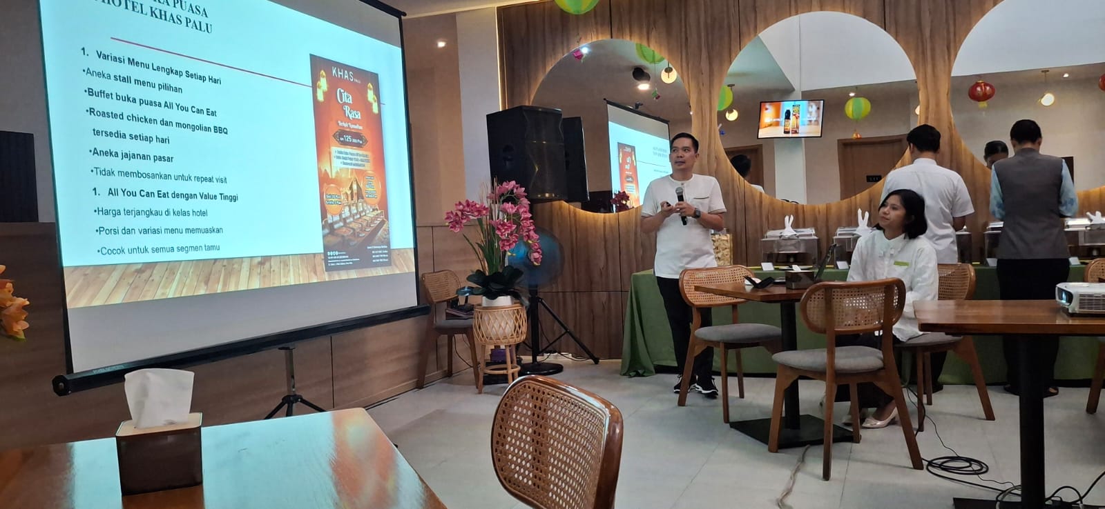 Sales & Marketing KHAS Palu, Arifin Deki menjelaskan program menu Cita Rasa Berkah Ramadhan, Jumat (1322026).