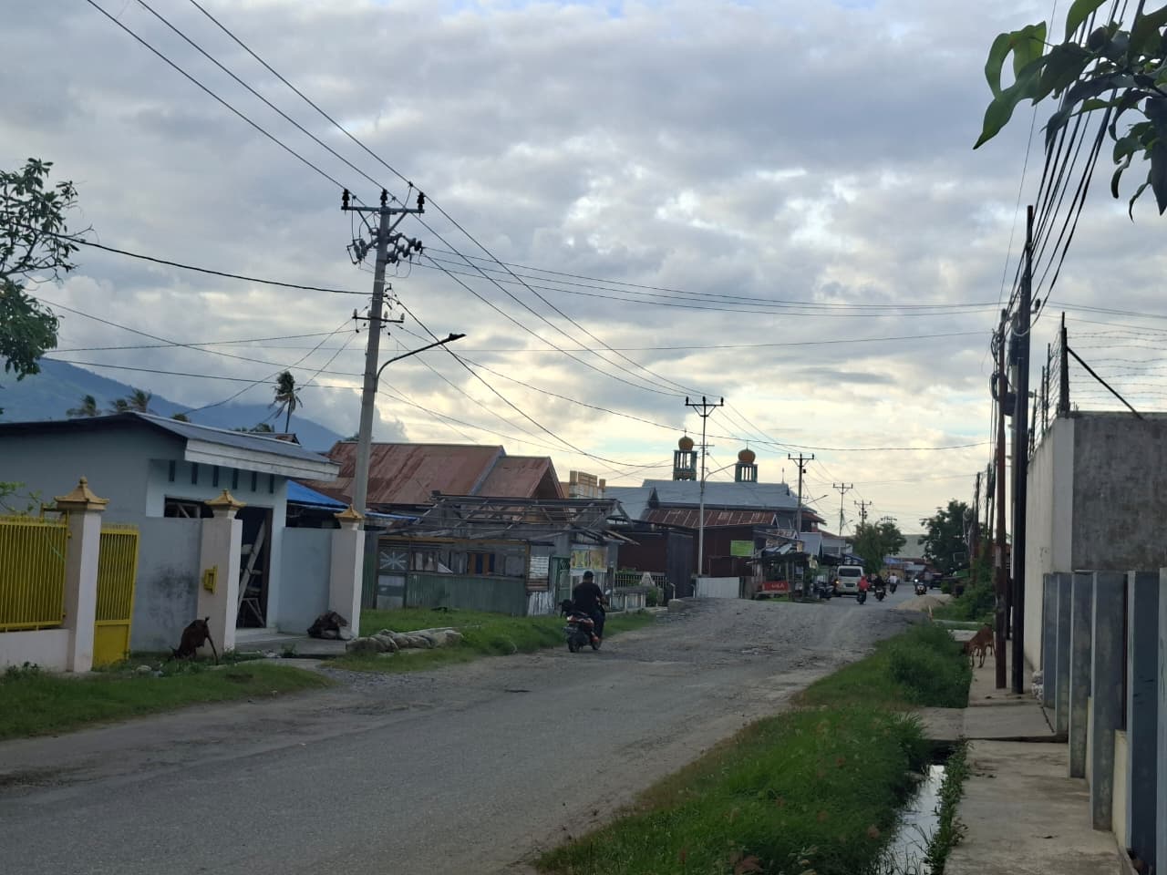 Kondisi salah satu ruas jalan di Kelurahan Lere, Palu Barat, yang dikeluhkan warga karena rusak.