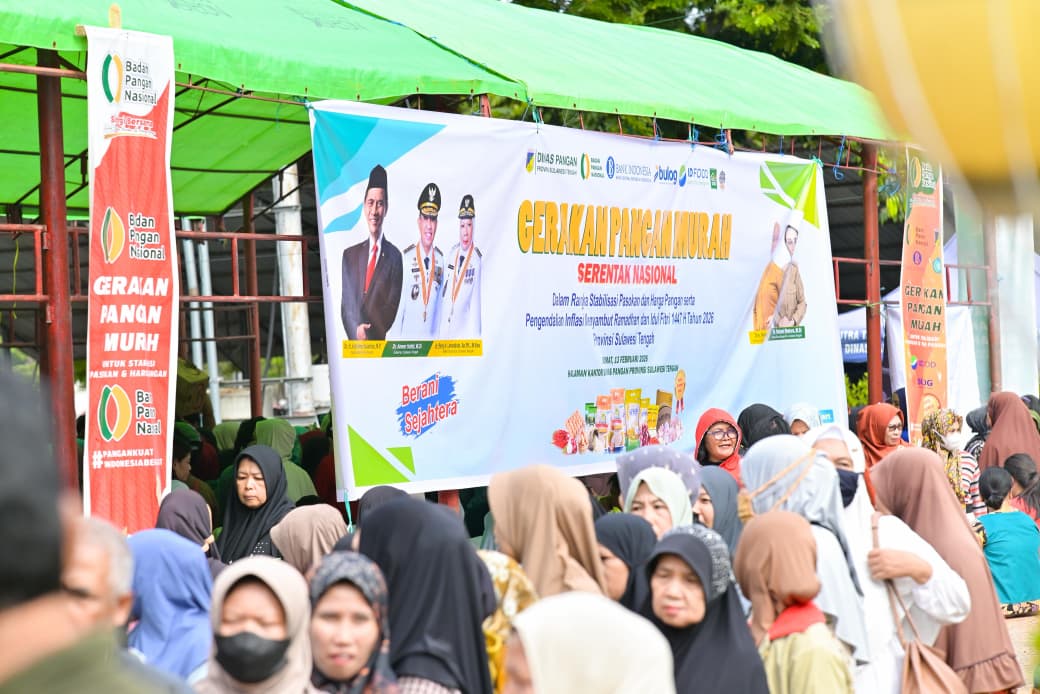 Warga mengantre membeli kebutuhan pokok dalam Gerakan Pangan Murah di Kantor Dinas Pangan Provinsi Sulteng, Jumat (13/2/2026).