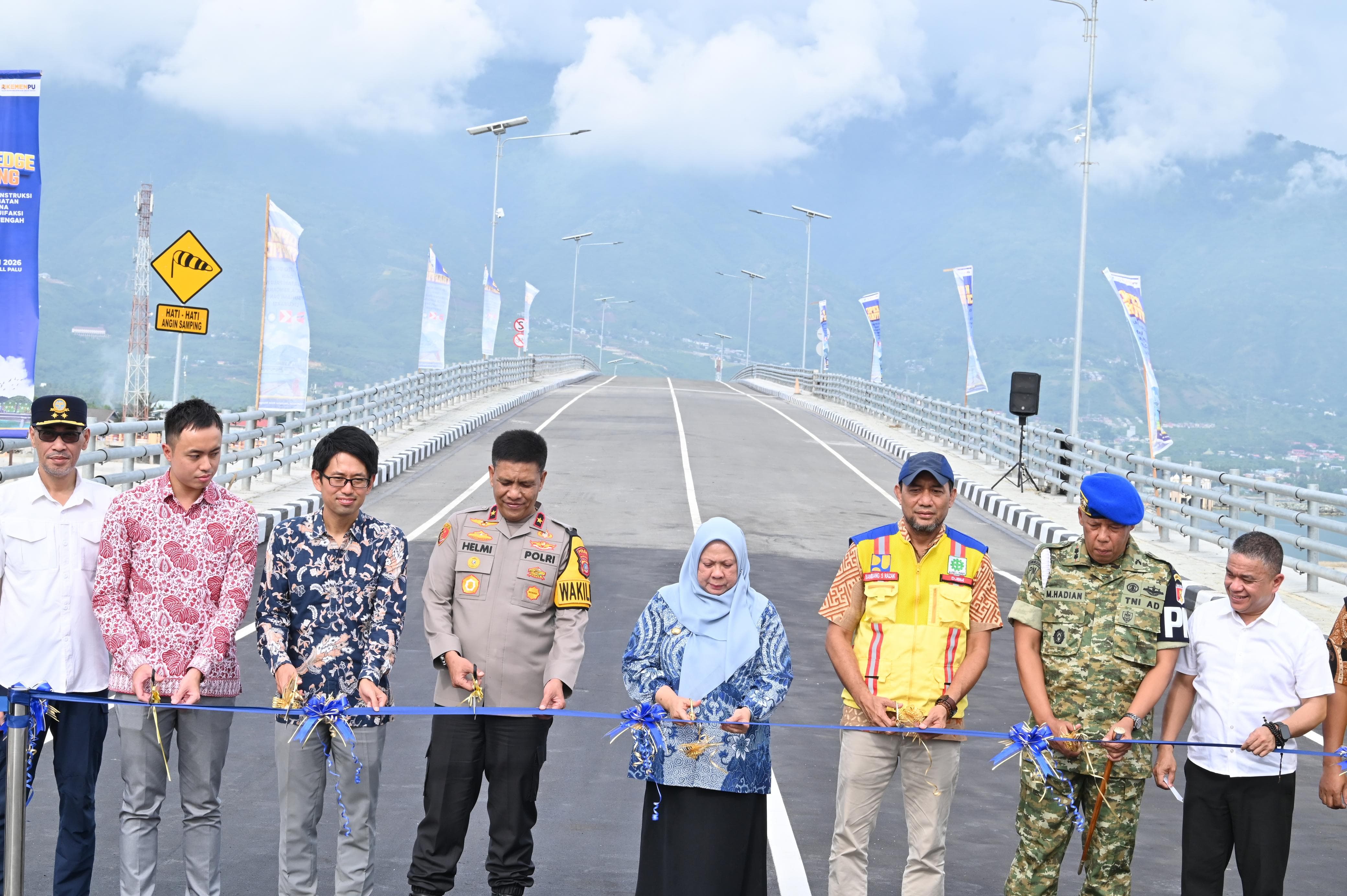 Wakil Gubernur Sulawesi Tengah dr. Reny A. Lamadjido membuka open traffic Jembatan Palu IV, Jumat (13/2/2026).
