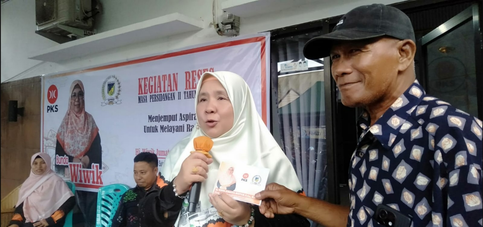 BANTUAN: Bunda Wiwik Jumatul Rofi&rsquo;ah secara spontanitas memberikan bantuannya kepada Ketua RW 02 Donggala Kodi.(FOTO: HUMAS FRAKSI PKS DPRD SULTENG).