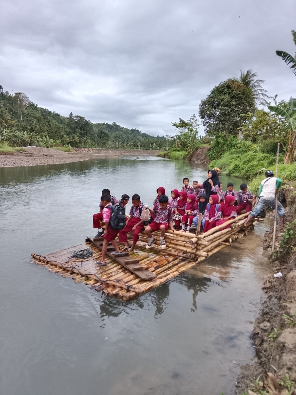 NAIK RAKIT : Sejumlah siswa SDN 10 Sojol saat menaiki rakit menuju sekolah.(FOTO: ISTIMEWA/RADAR PALU).