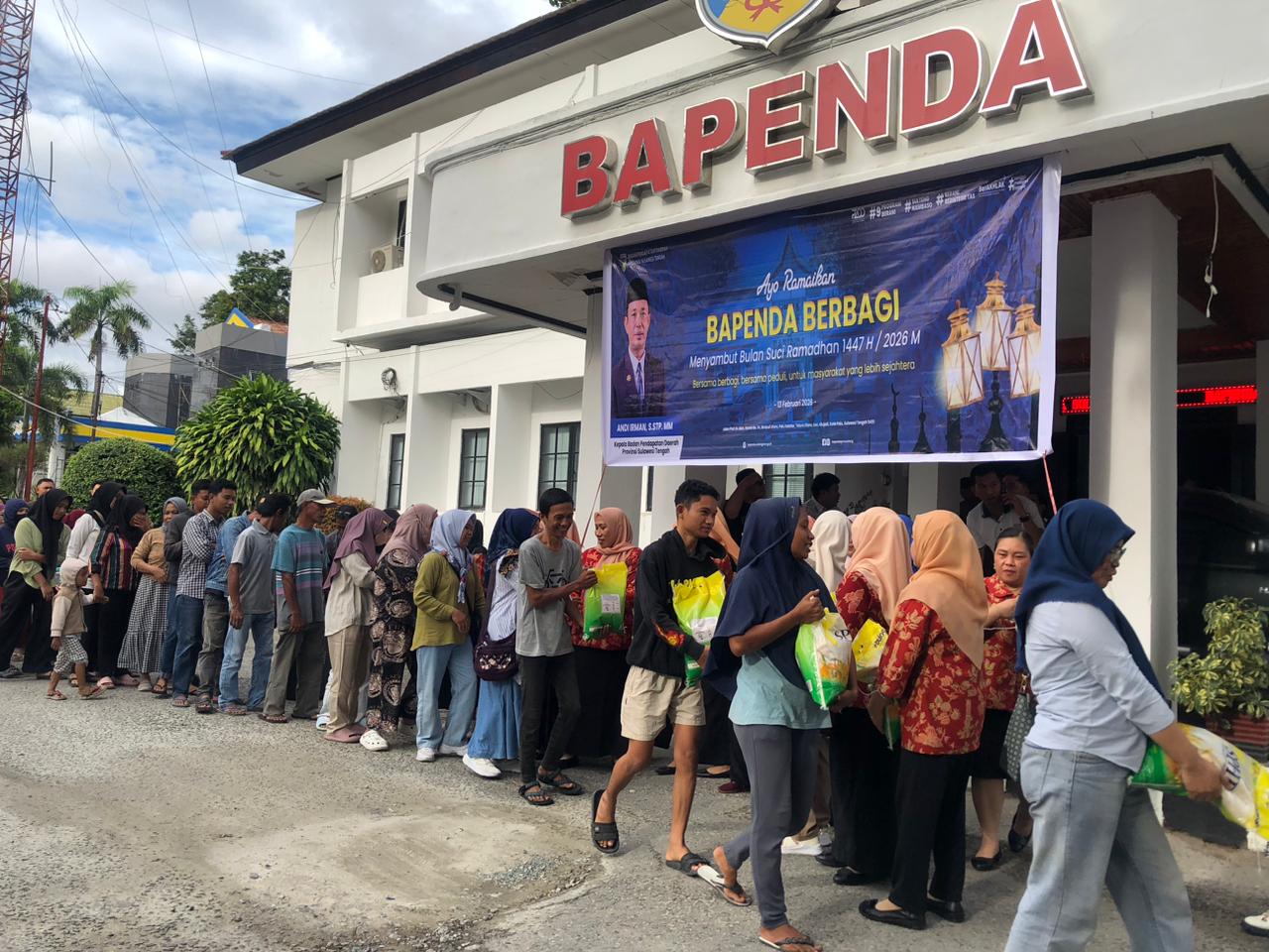 Pegawai Bapenda Sulteng salurkan paket beras yang dikumpulkan secara sukarela kepada warga jelang Ramadan.