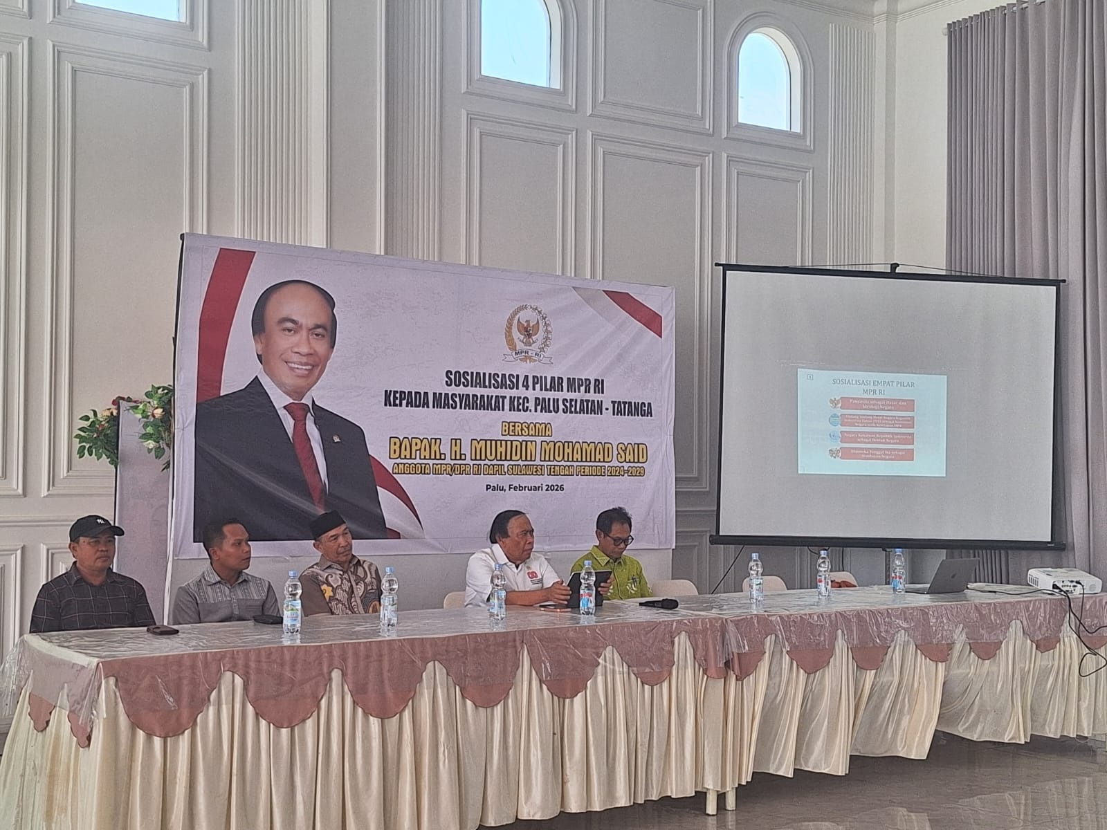 PENGUATAN IDEOLOGI : Tampak anggota MPR RI/DPR RI Dapil Sulteng H. Muhidin Mohamad Said sedang menjelaskan empat pilar MPR RI.(FOTO: ISTIMEWA/RADAR PALU).