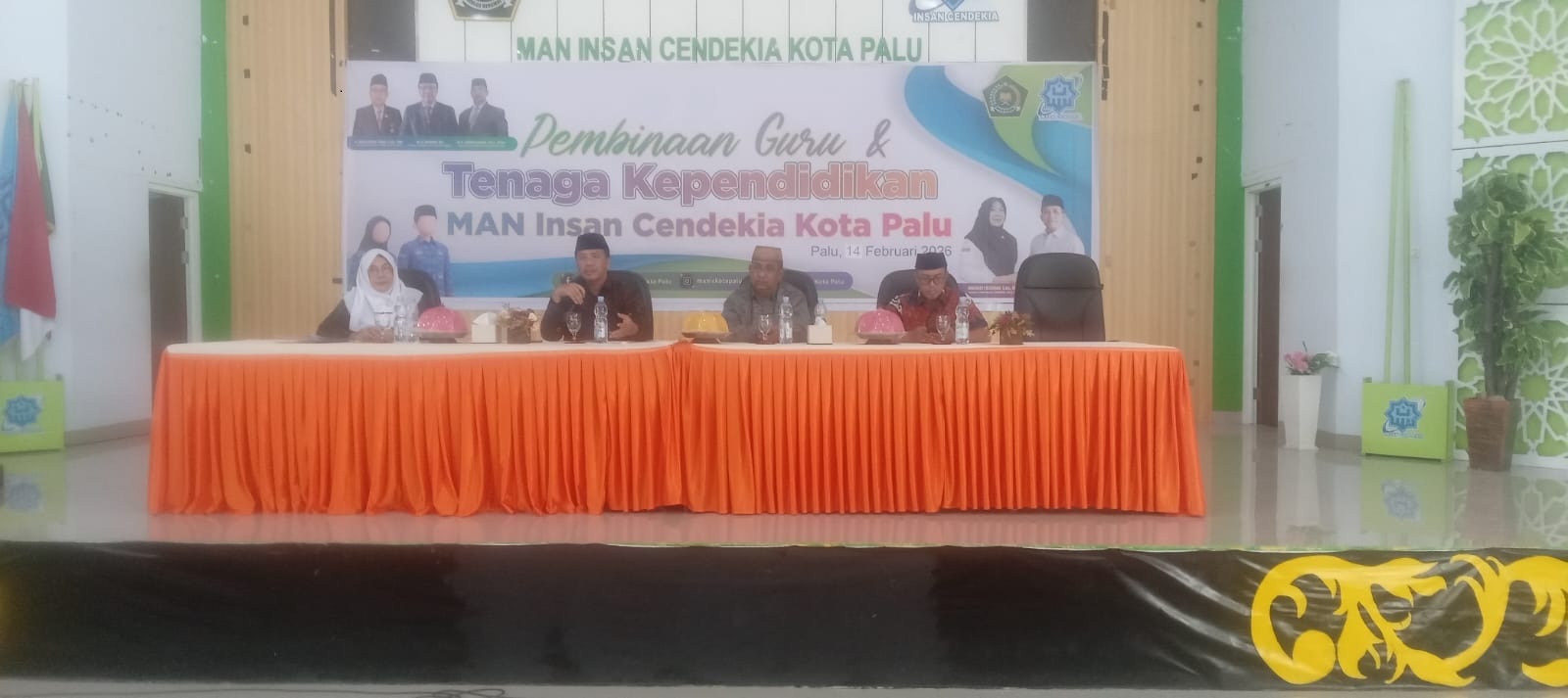 PEMBINAAN: Kakanwil Kemenag Sulteng, H. Junaidin memberikan arahan pembinaan guru dan tenaga kependidikan MAN IC Palu, Sabtu (14/2/2026).(FOTO: ISTIMEWA/RADAR PALU).