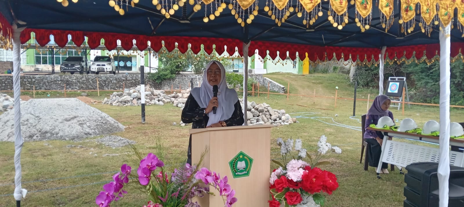 KOMITMEN: Kamad MAN IC Hj. Mardiati Rosmah membentangkan komitmennya untuk memimpin dan melengkapi fasilitas di MAN IC Palu.(FOTO: ISTIMEWA/RADAR PALU).