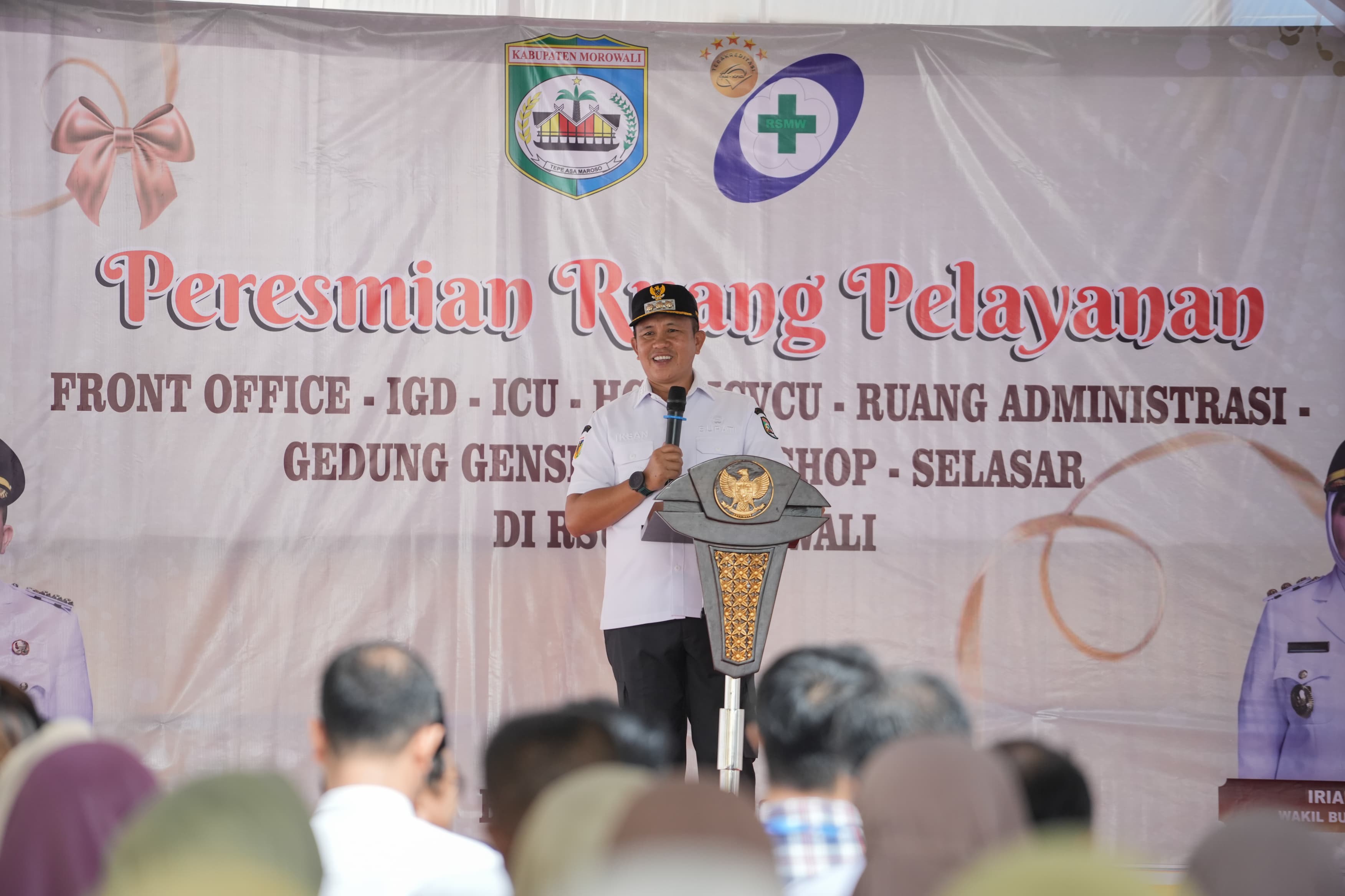 MERESMIKAN: Bupati Morowali, Iksan Rauf, saat memberikan kata sambutan di peresmian ruang pelayanan RSUD Morowali.(FOTO:SUPRIYONO/RADAR PALU).
