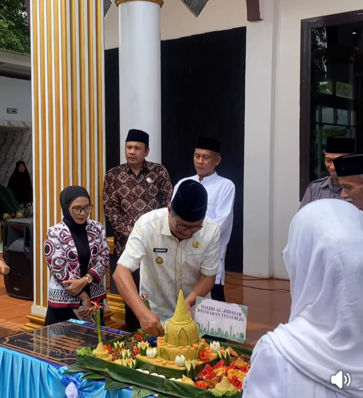 DIRESMIKAN: Wabup Poso, saat meresmikan Masjid Al Hidayah Tegalrejo, Kamis (12/2/2026).(FOTO: BUDIYANTO WIHARTO/RADAR PALU).