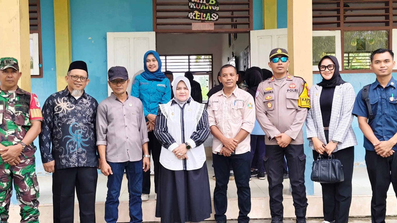GIZI: Wabup Touna, Hj. Surya Lapasiri melaunching SPPG Touna.(FOTO: HERIYANTO LIMAHU/RADAR PALU)