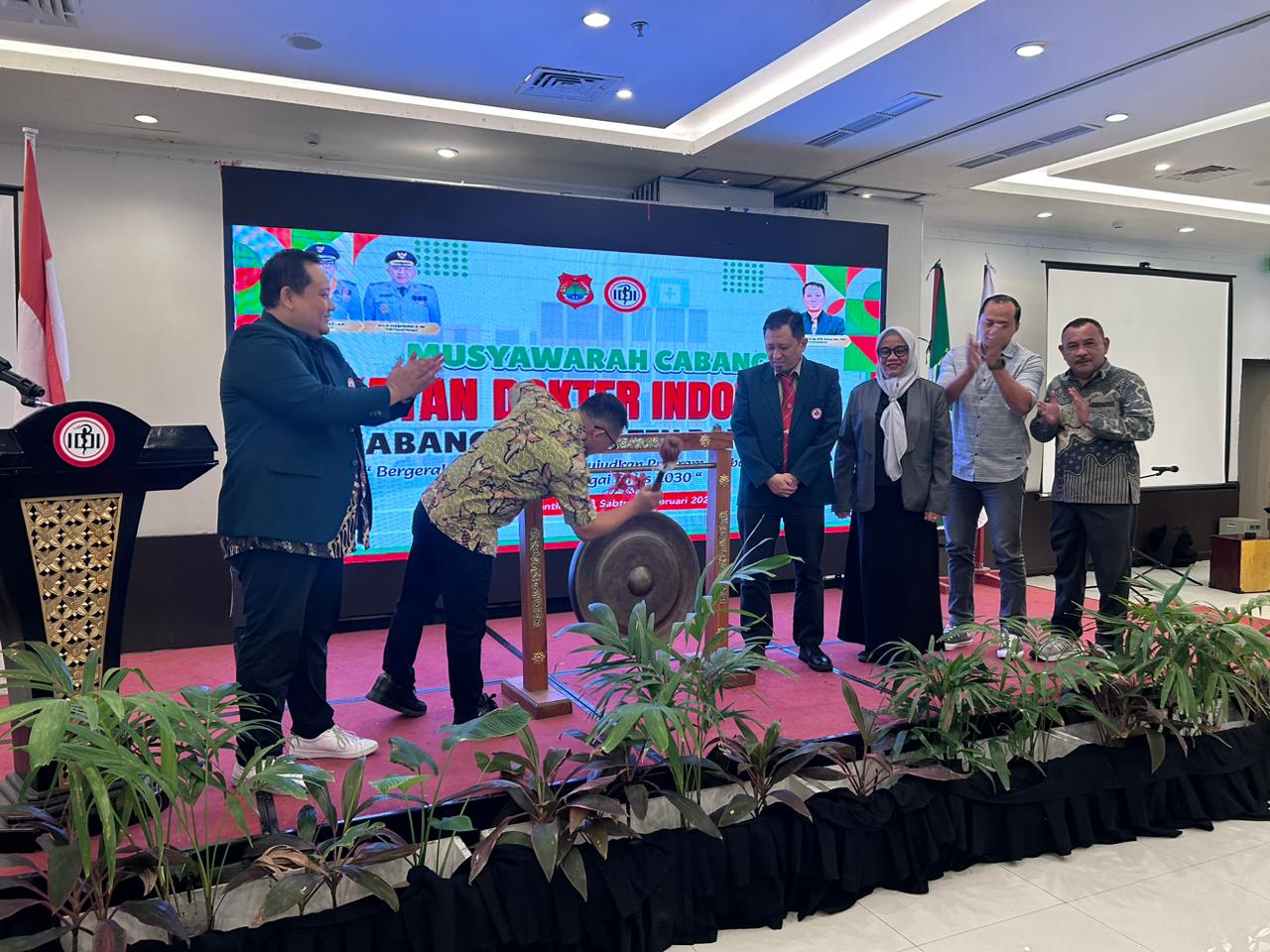 DIBUKA: Bupati Banggai, Amirudin Tamoreka dengan resmi membuka Muscab IDI Banggai, Sabtu (7/2/2026).(FOTO: NENDRA PRASETYA/RADAR PALU).