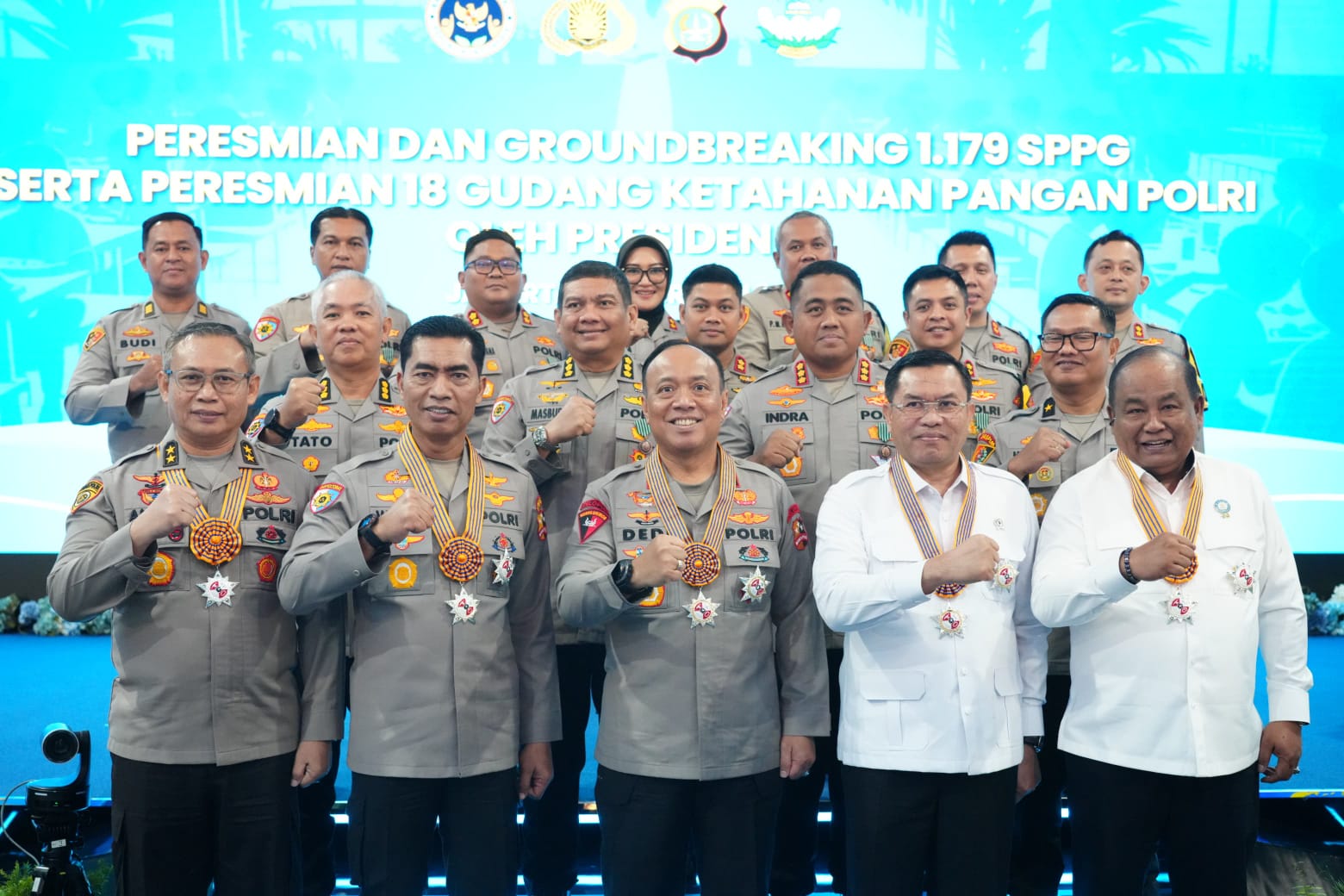 TERIMA PENGHARGAAN : Wakapolri foto bersama dengan para kapolres usai menerima penghargaan dari Presiden Prabowo.(FOTO: ISTIMEWA/RADAR PALU).