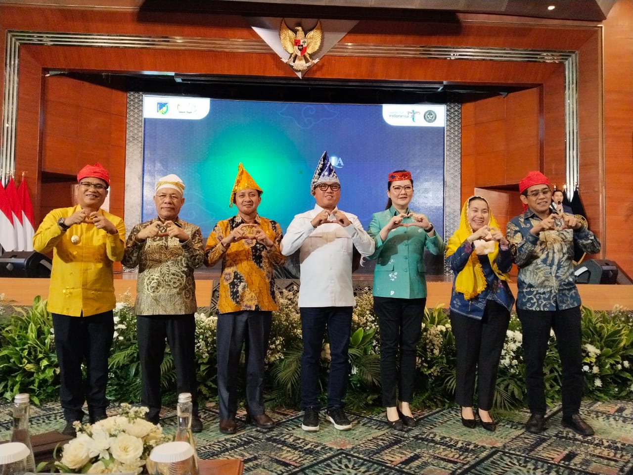 KOMITMEN: Bupati se Sulteng dan Gubernur Sulteng saat melaunching pernerbangan Jakarta Luwuk Guangzhou, Rabu (11/2/2026).(FOTO: NENDRA PRASETYA/RADAR PALU).