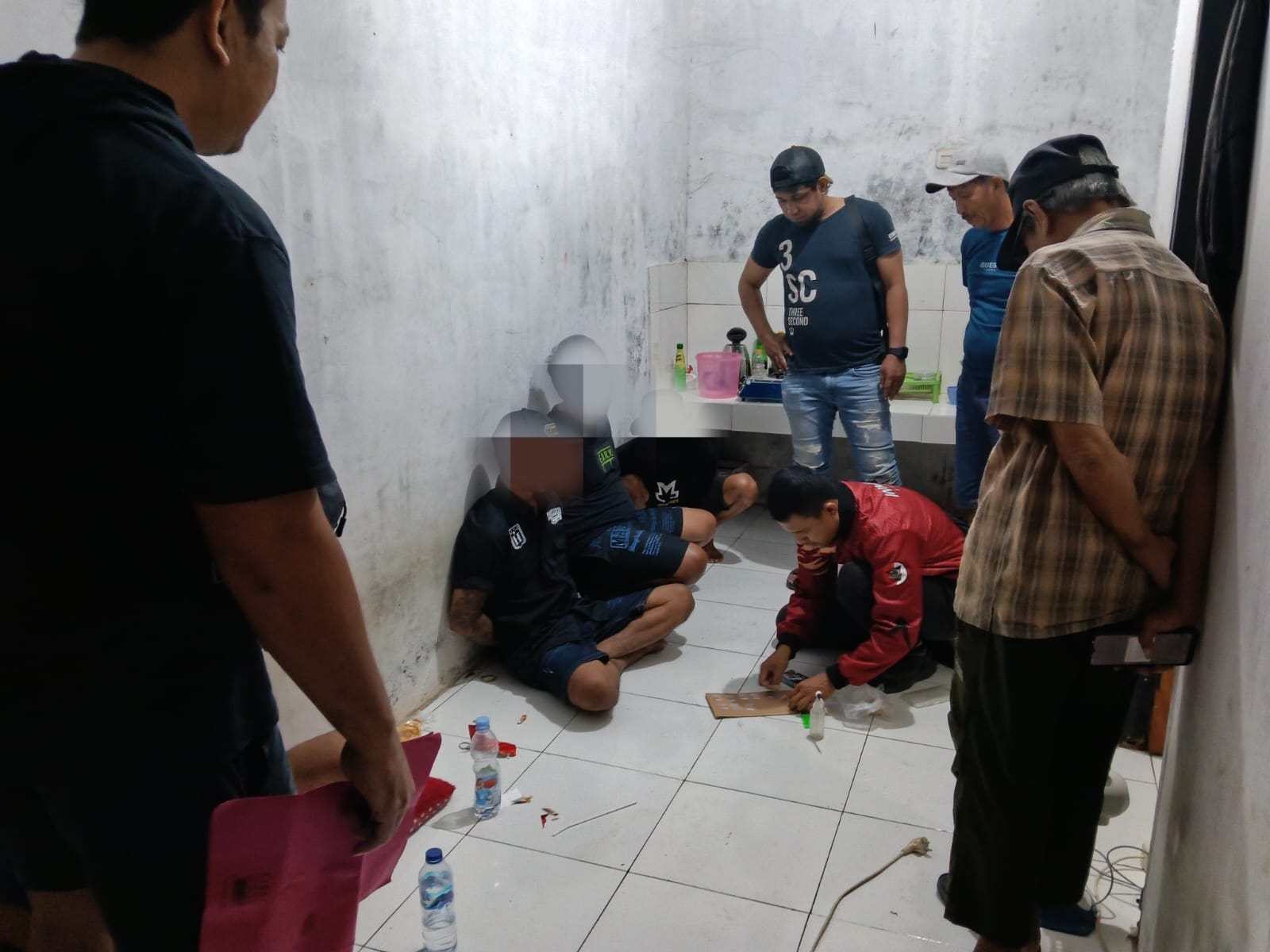 DIRINGKUS: Pengedar sabu diringkus polisi.(FOTO: NENDRA PRASETYA/RADAR PALU).