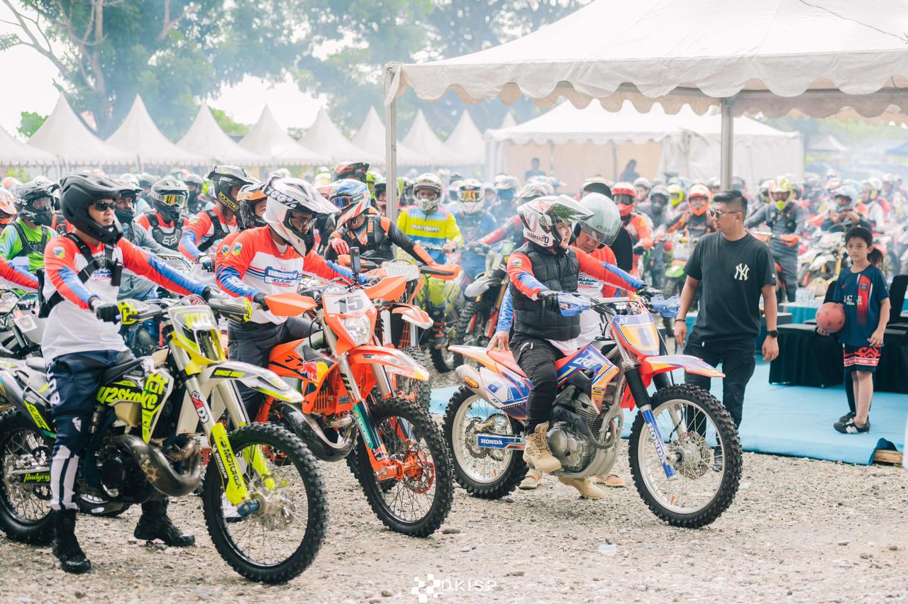 TANTANGAN: Para rider menjajal jalur sulit dan menantang di kota luwuk.(FOTO: NENDRA PRASETYA/RADAR PALU).
