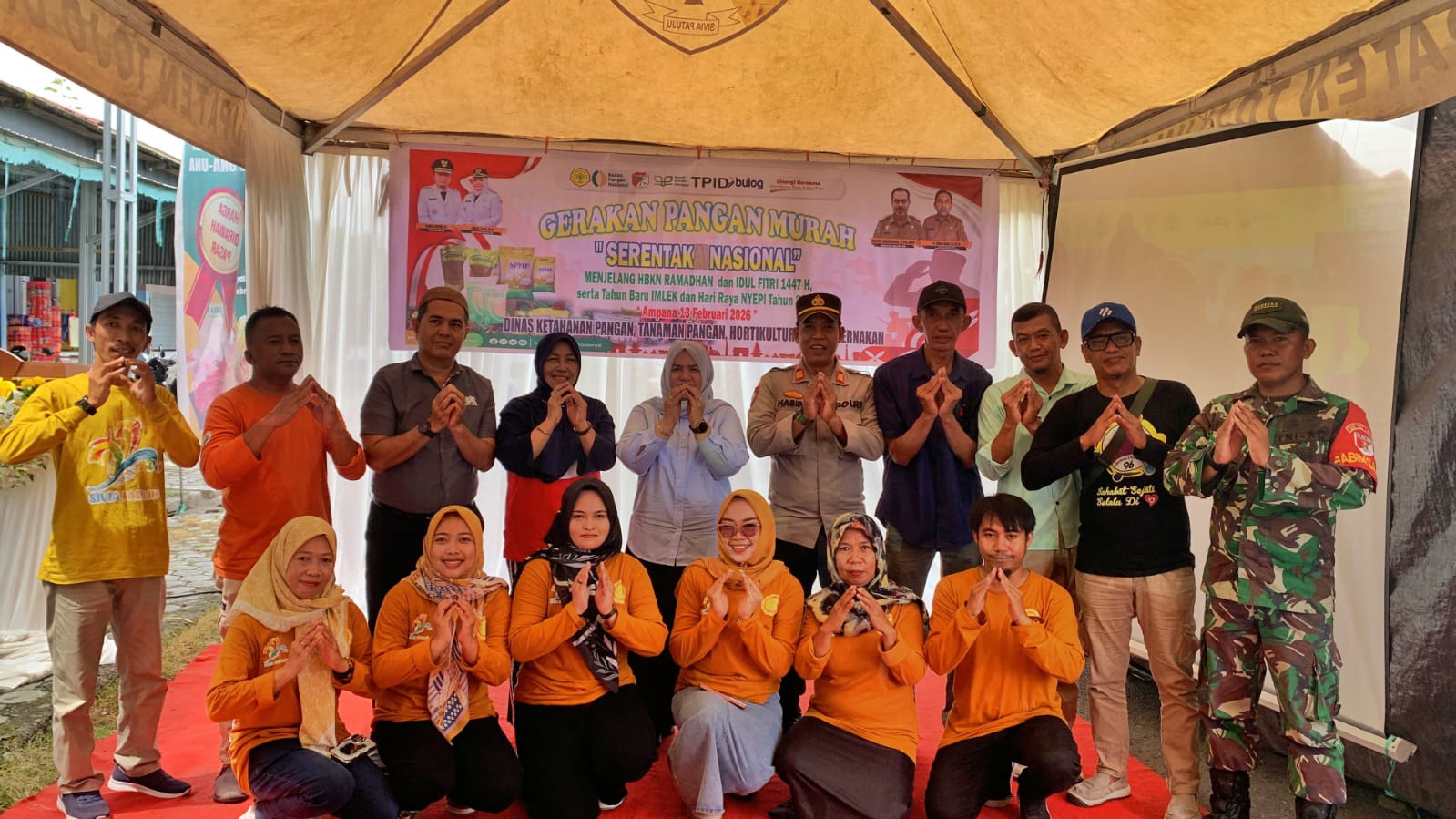 MURAH: Foto bersama tim penaganan pangan murah.(FOTO: HERIYANTO LIMAHU/RADAR PALU).