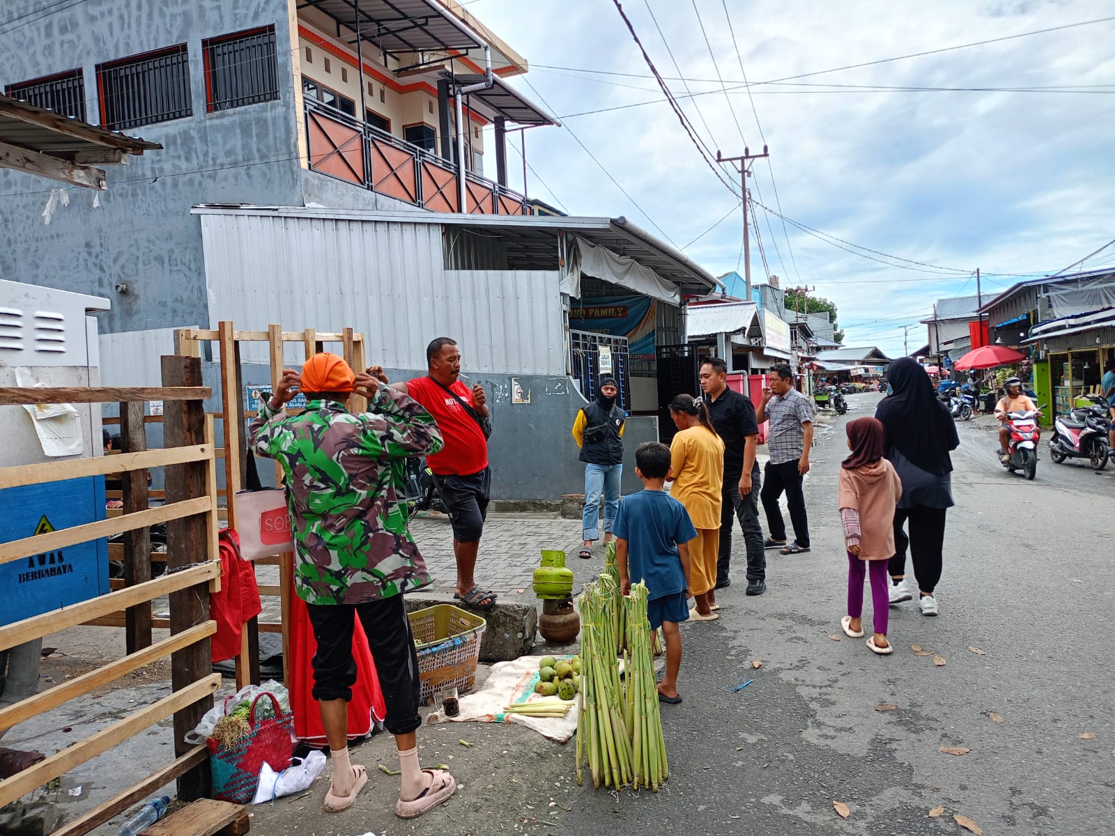 MENEGUR: Pedagang LPG harus ditertibkan, jangan menaikan HET LPG lagi.(FOTO: NENDRA PRASETYA/RADAR PALU).