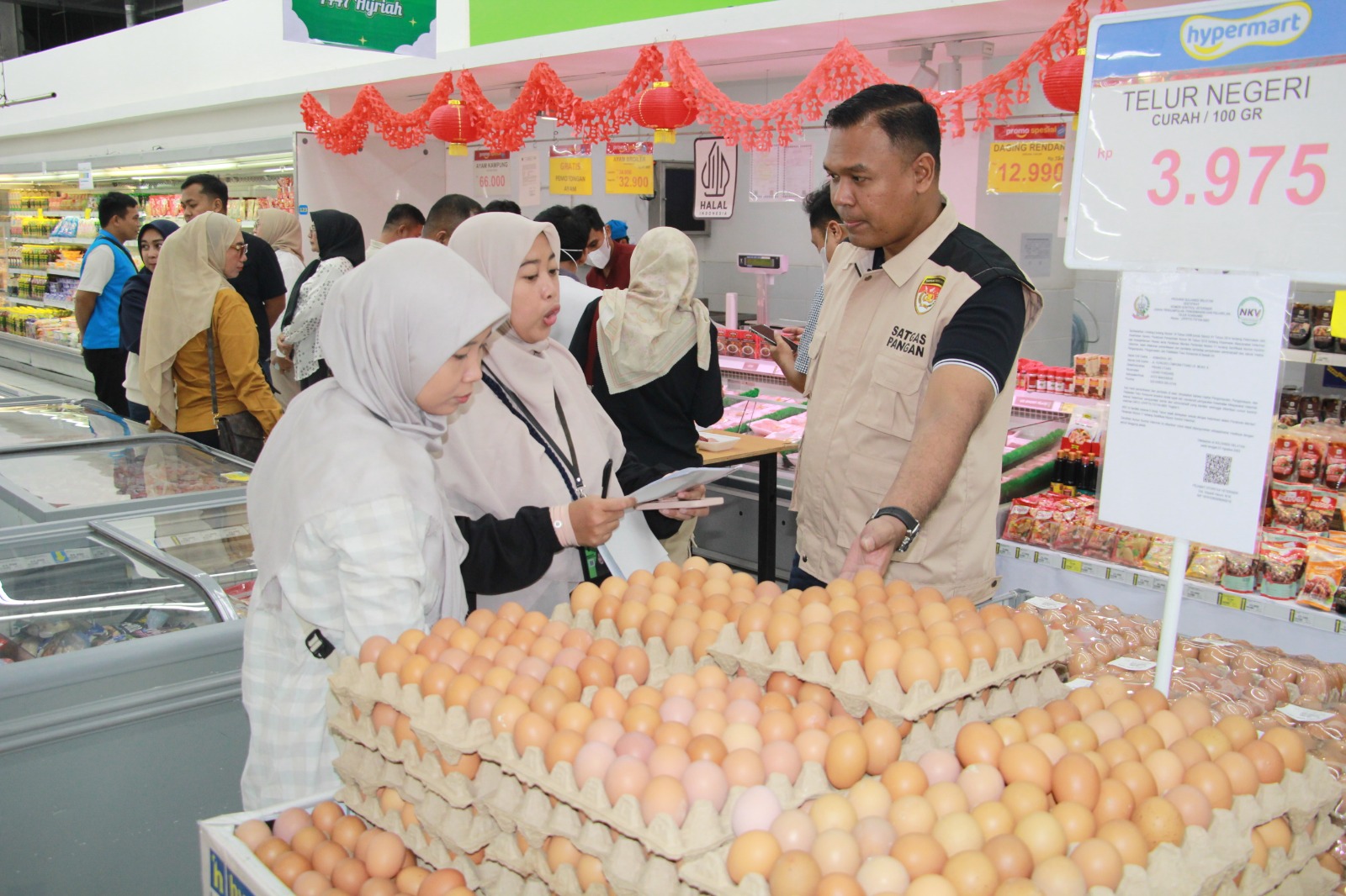 Tim Satgas Saber Pangan Bareskrim Polri bersama Badan Pangan Nasional didampingi Satgas Pangan Polda Sulteng dan Polresta Palu saat melakukan inspeksi mendadak di salah satu toko retail di Palu.