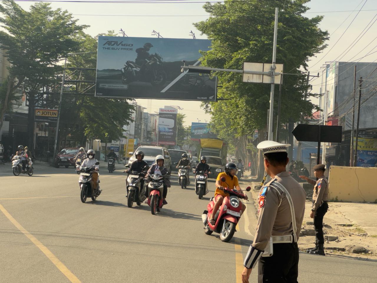 Petugas Satgas Preventif Ops Keselamatan Tinombala 2026 mengatur arus lalu lintas di salah satu titik rawan kemacetan di Kota Palu, Minggu (15/2/2026)